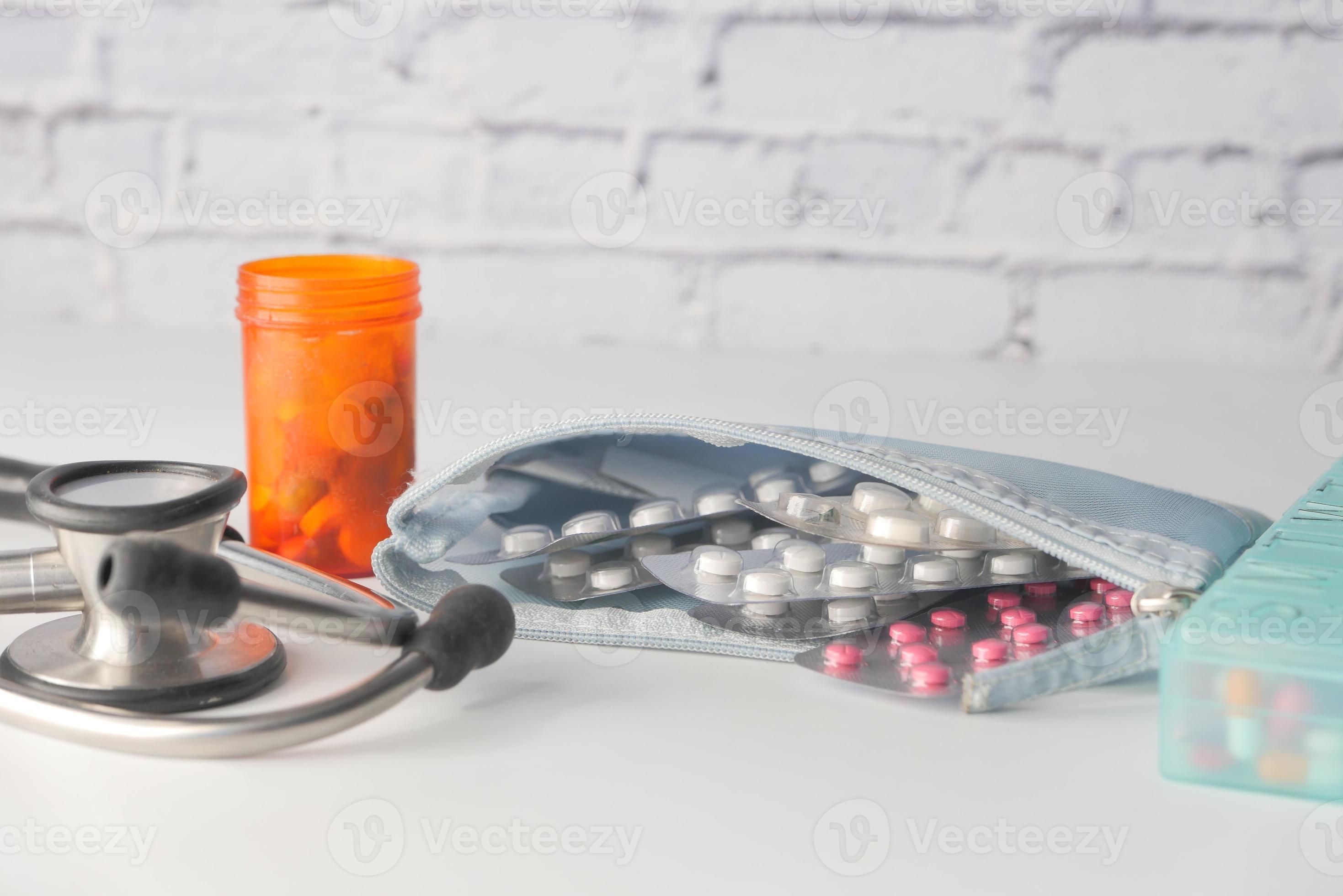 Pillen und medizinische Ausrüstung auf weißem Hintergrund foto