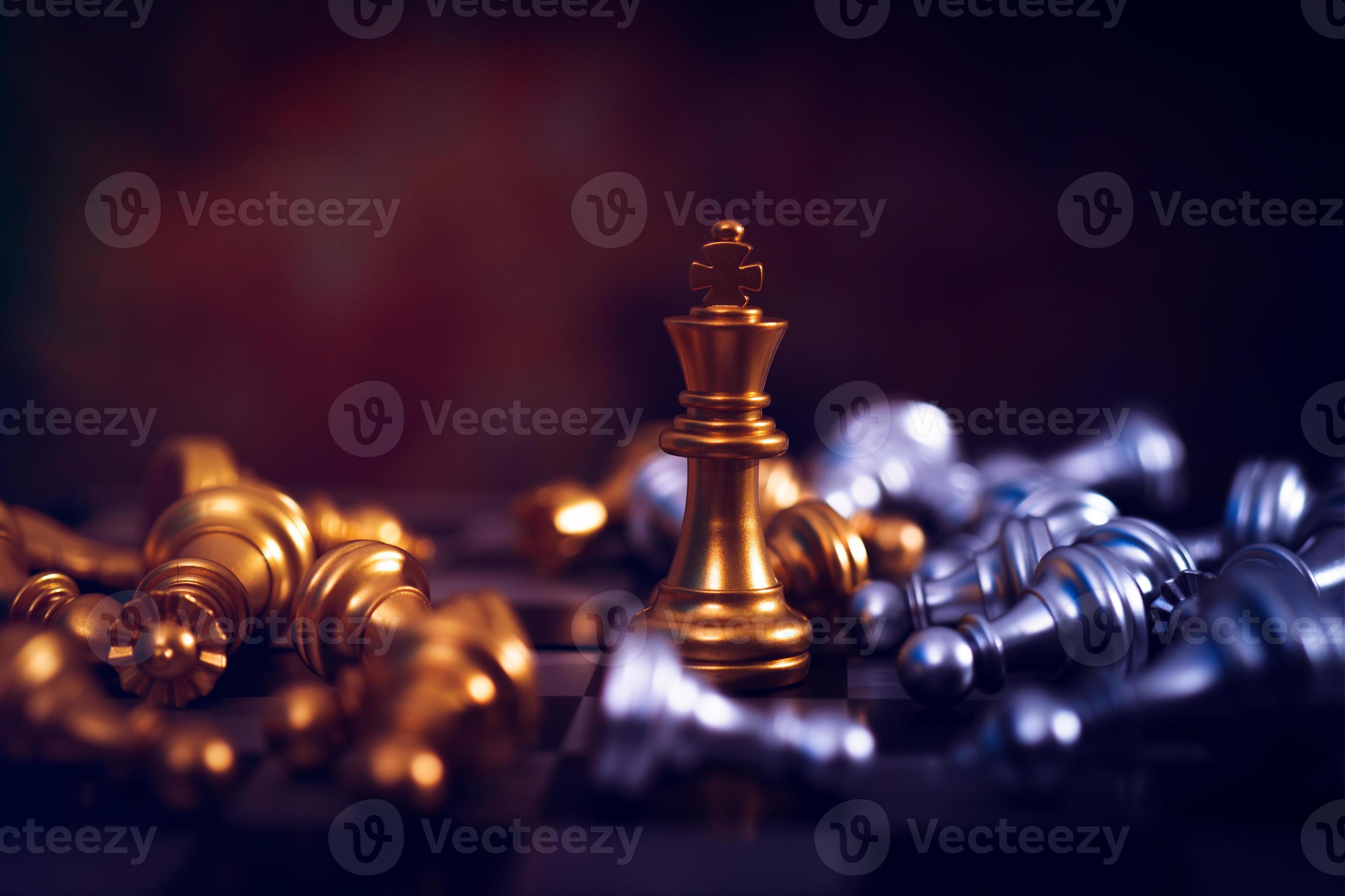 König Schachfigur steht unter anderen Schachfiguren, die sich hinlegen foto