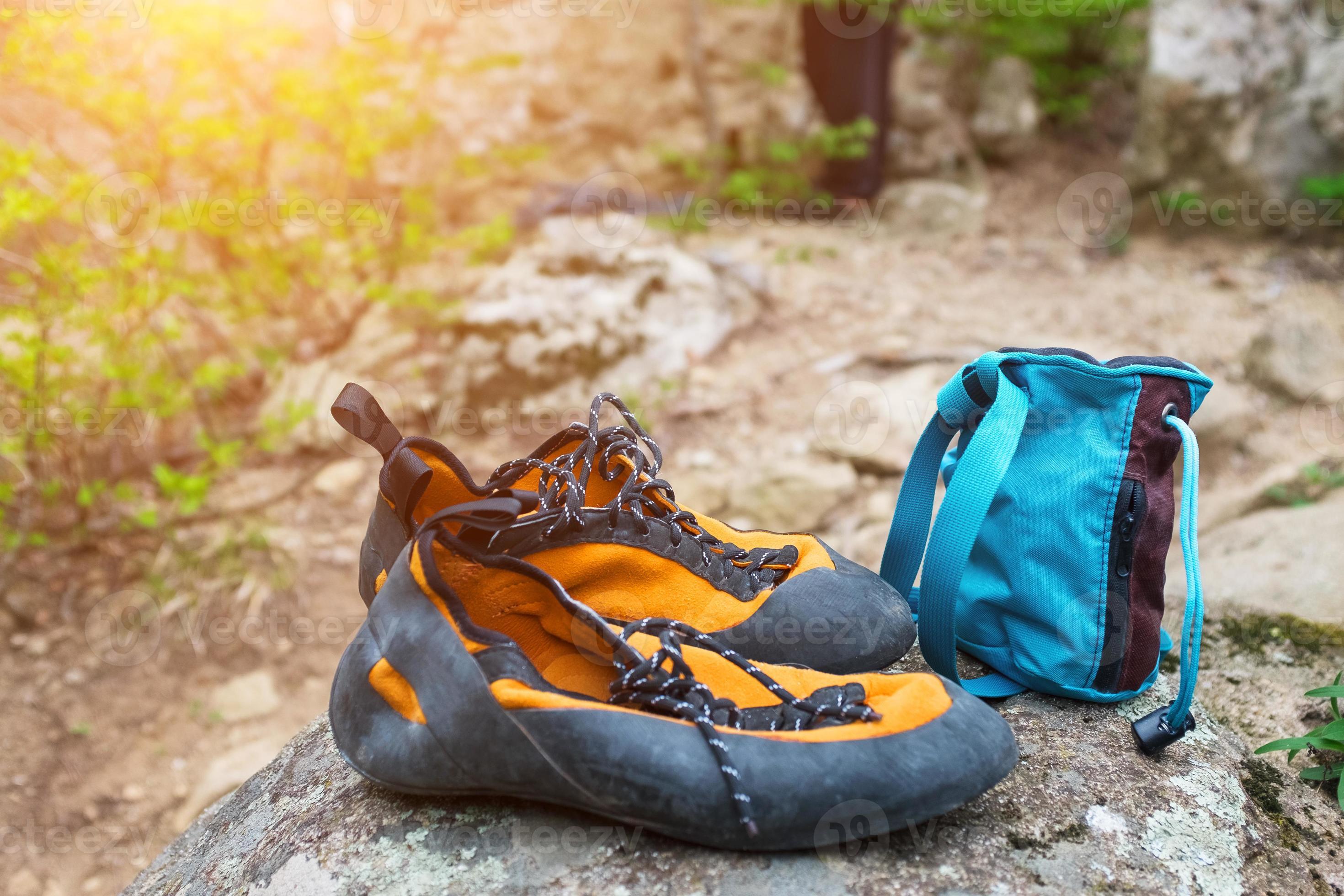 Orange Klettern Schuhe und Magnesium im ein Blau Tasche Stand auf ein  Stein. Klettern Kleidung 21219183 Stock-Photo bei Vecteezy