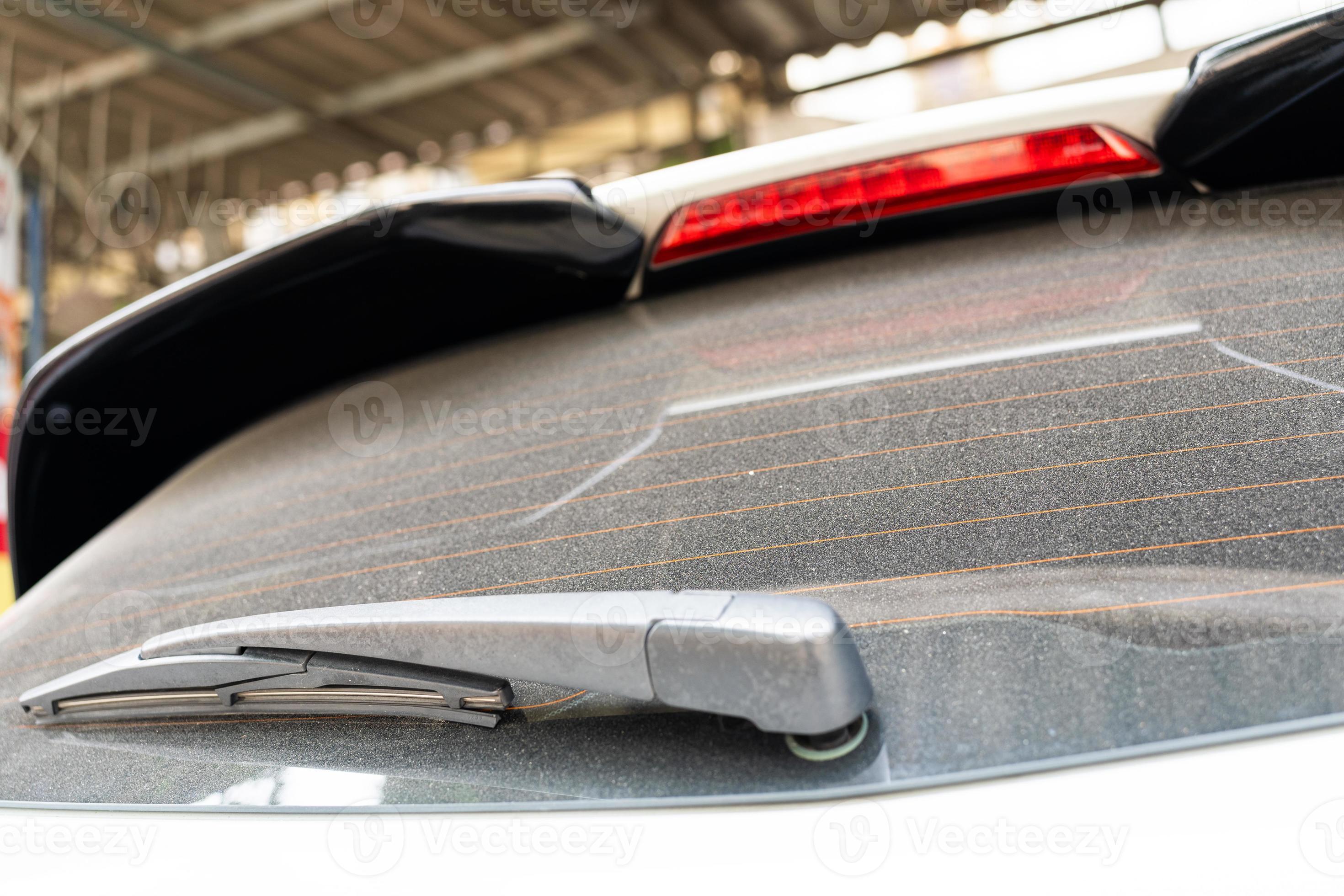 Heckscheibe Fließheck schmutziges Auto Rückansicht auf einem staubigen  Glas. Schmutzige und staubige Heckscheibe eines weißen oder grauen Autos.  Vergessen Sie nicht, Ihre Autos manuell oder in Autowaschanlagen zu waschen  21472978 Stock-Photo bei