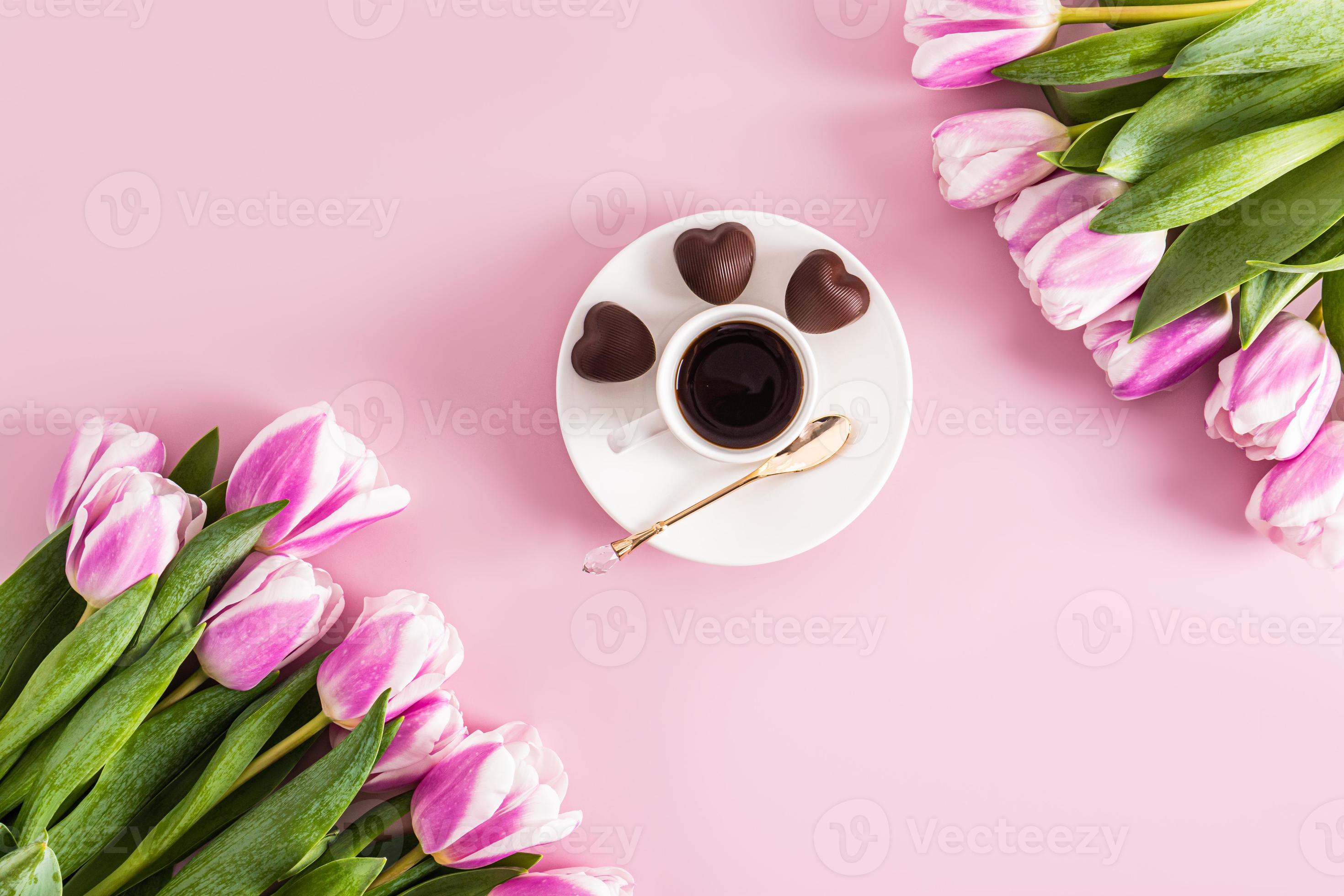 Komposition mit ein Strauß von Tulpen und ein Tasse von Kaffee auf ein Rosa  Hintergrund. oben Sicht. eben Layout. das Konzept von das Urlaub. 21859061  Stock-Photo bei Vecteezy