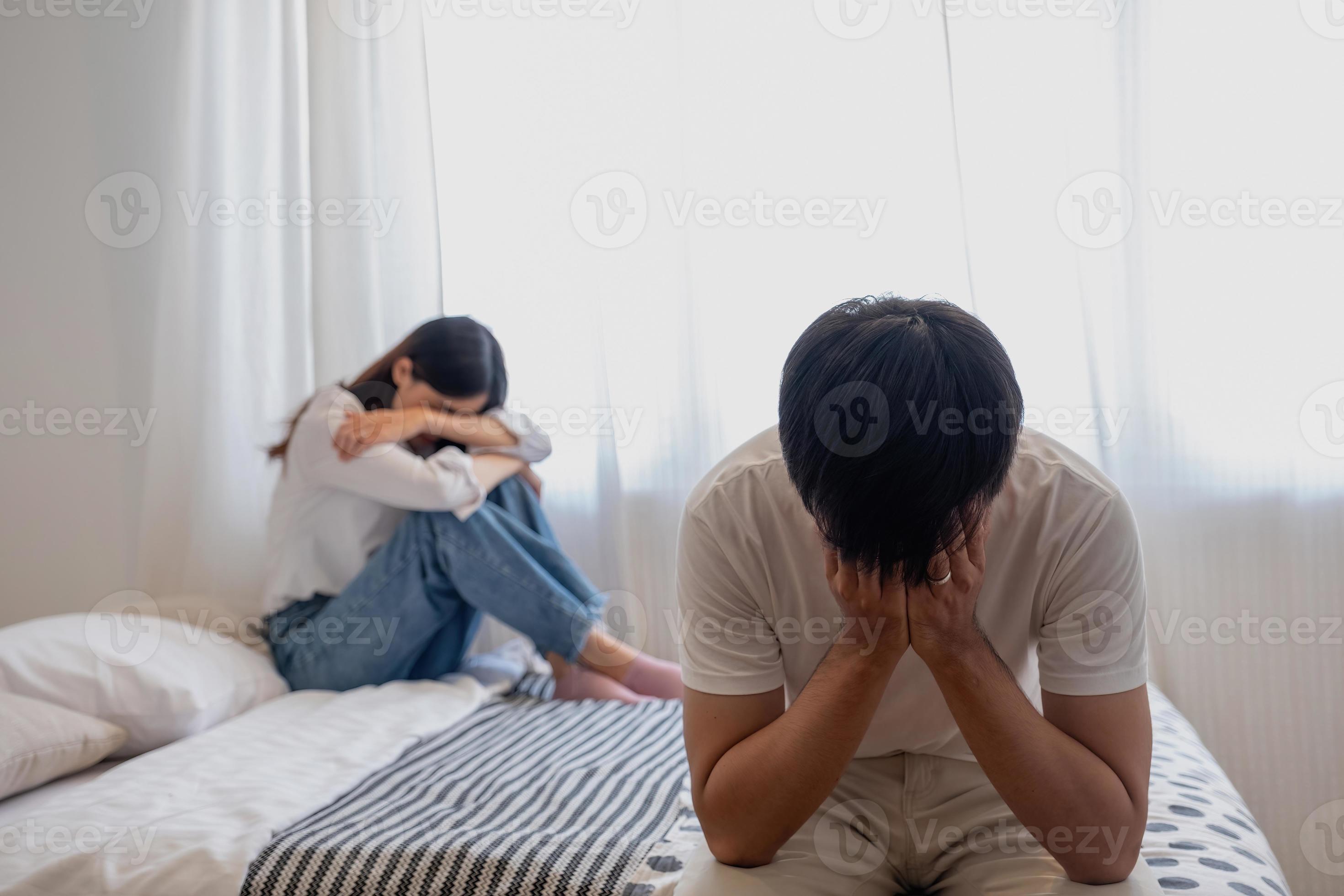 das Mann ist unzufrieden und enttäuscht im das erektil Funktionsstörung während Sex während seine Ehefrau Schlafen auf das Bett Foto
