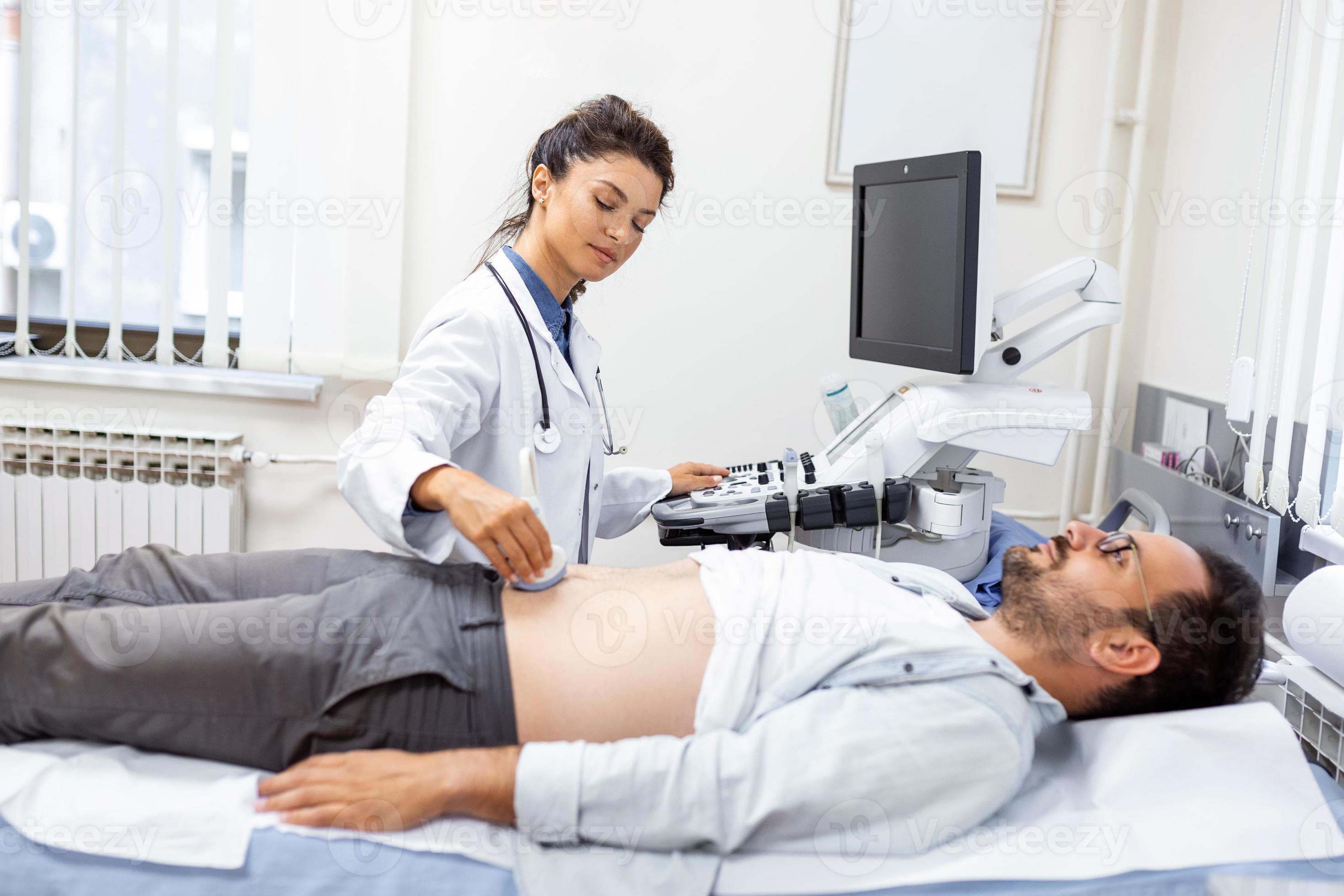 Ultraschall Diagnose von das Bauch auf das Bauch Hohlraum von ein Mann im  das Klinik, Nahansicht Sicht. das Arzt läuft ein Ultraschall Sensor Über  das Patienten männlich Abdomen. Diagnose von intern Organe.
