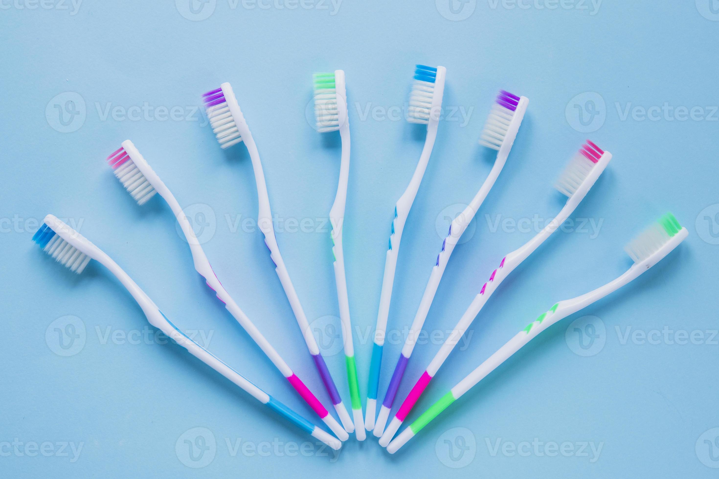 Zahnbürstenzusammensetzung auf blauem Hintergrund foto