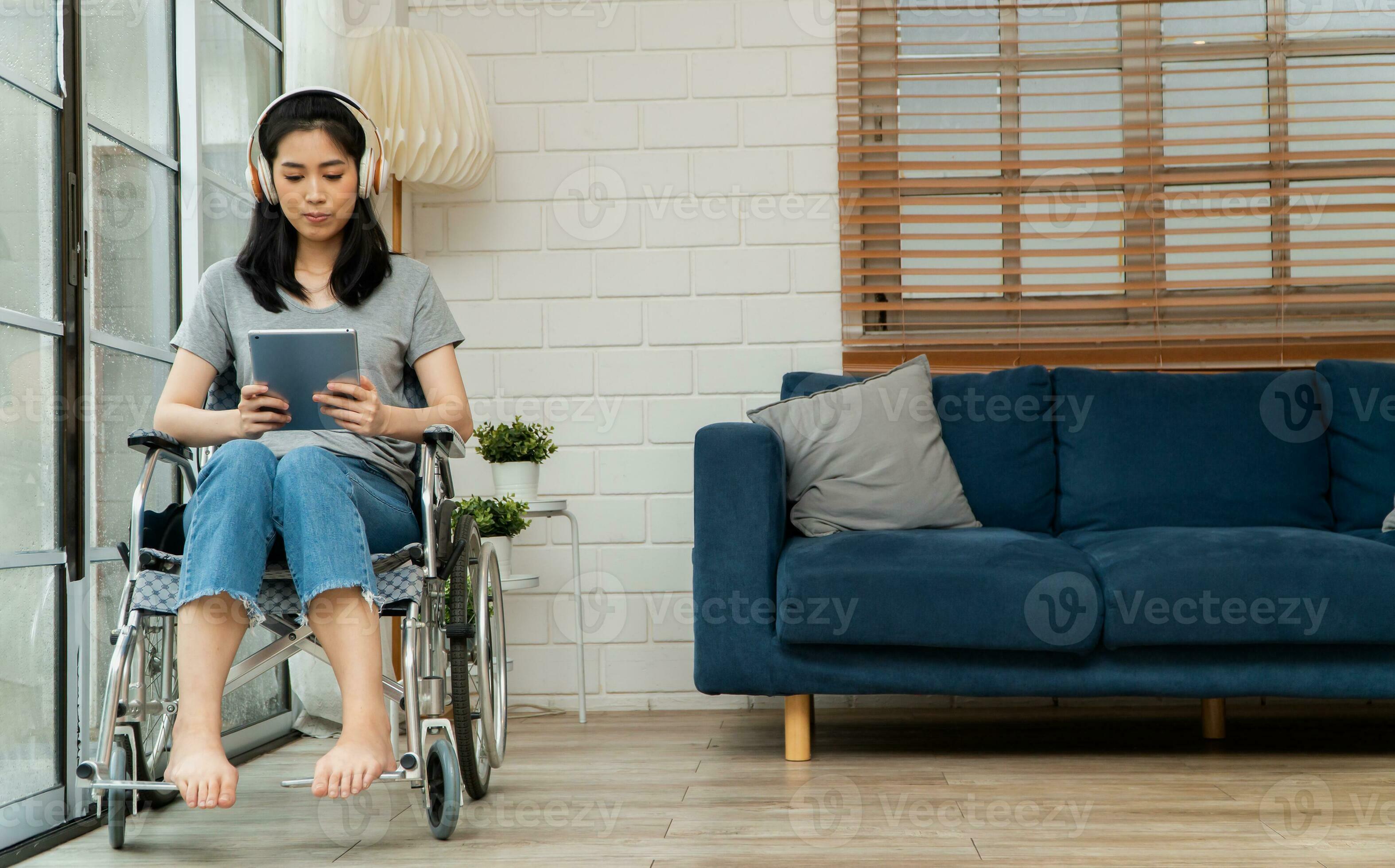 glücklich deaktiviert asiatisch Frau Sitzung im ein Rollstuhl und Arbeiten  mit Tablette beim heim, das Konzept von Technologien zum das Bequemlichkeit  von Menschen mit Behinderungen. 23368712 Stock-Photo bei Vecteezy