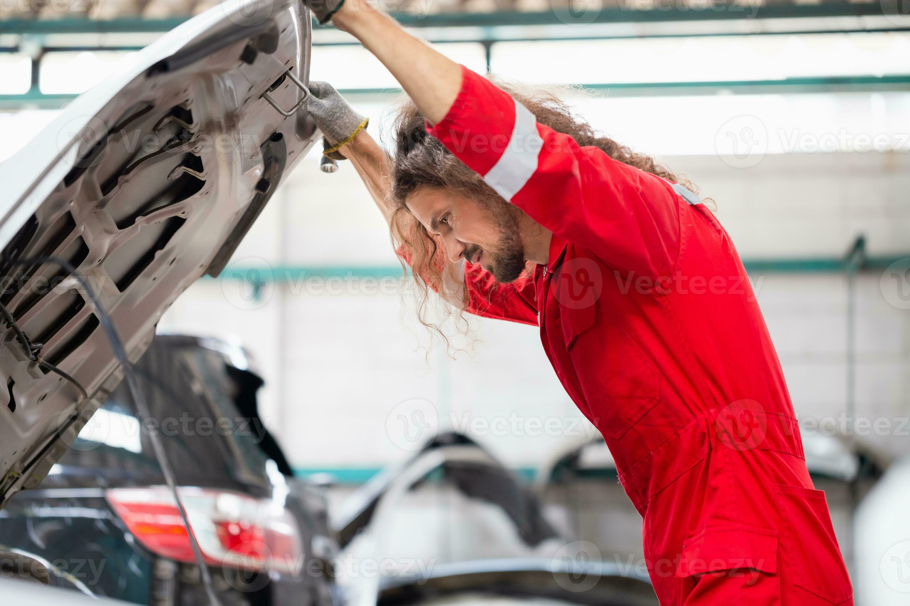 Auto Mechaniker im Reparatur Garage, Techniker Mann Arbeiten im