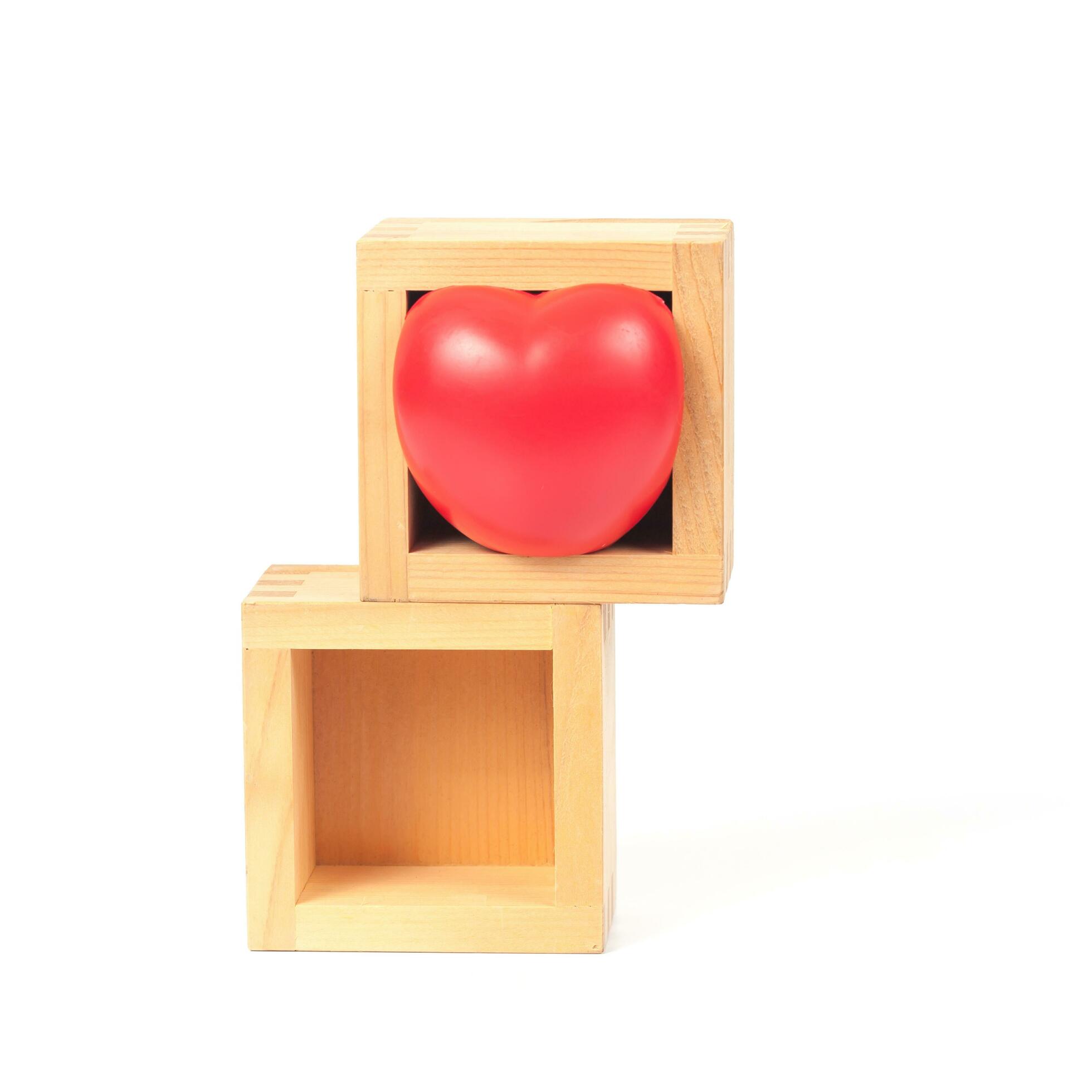 rot Herz im Würfel Holz Box ,Valentinstag Konzept. 23628253 Stock-Photo bei  Vecteezy