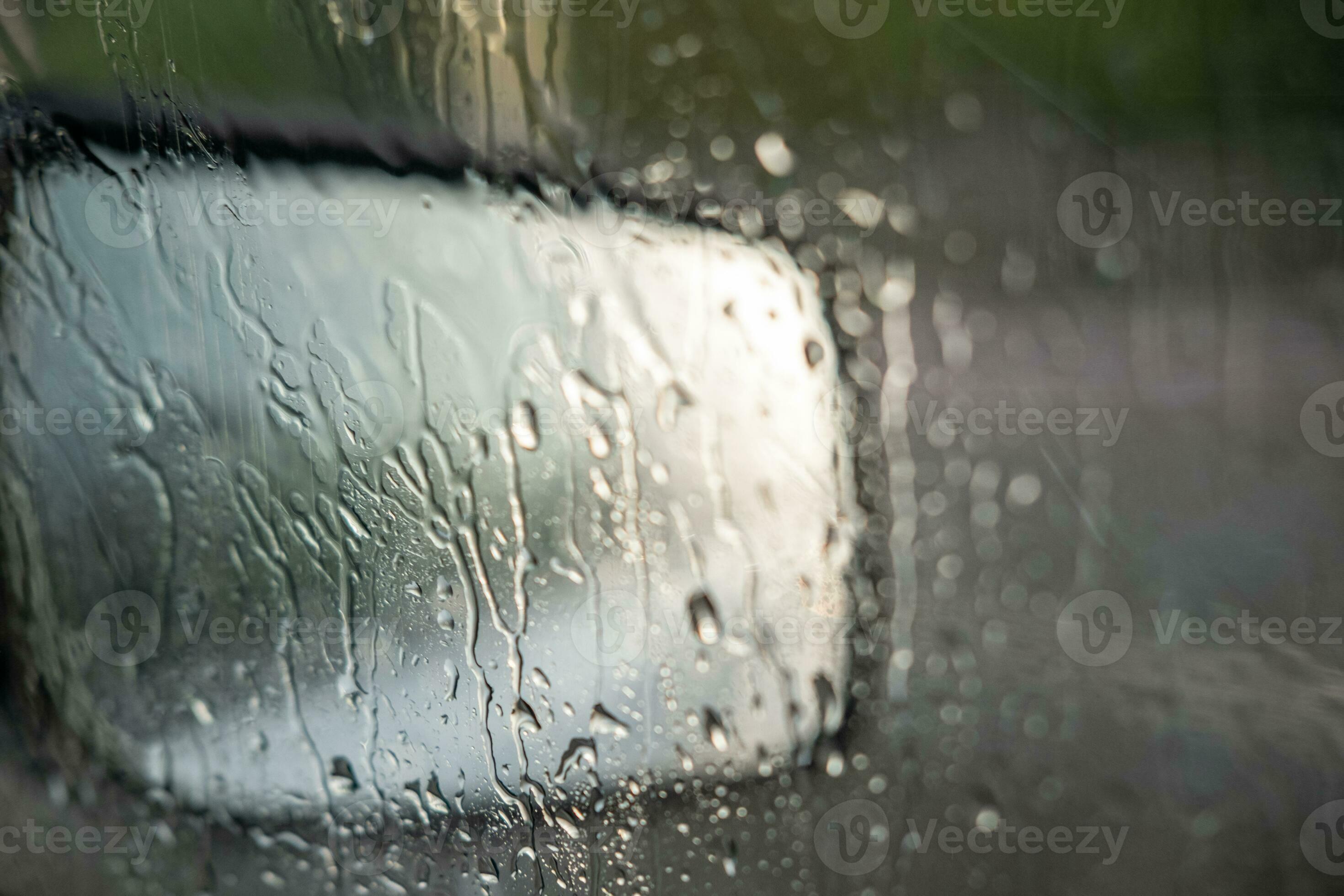 Auto Rückspiegel in den Tropfen nach dem Regen, ein nasser Spiegel eines  grauen Autos mit schwarzen Akzenten Stockfotografie - Alamy