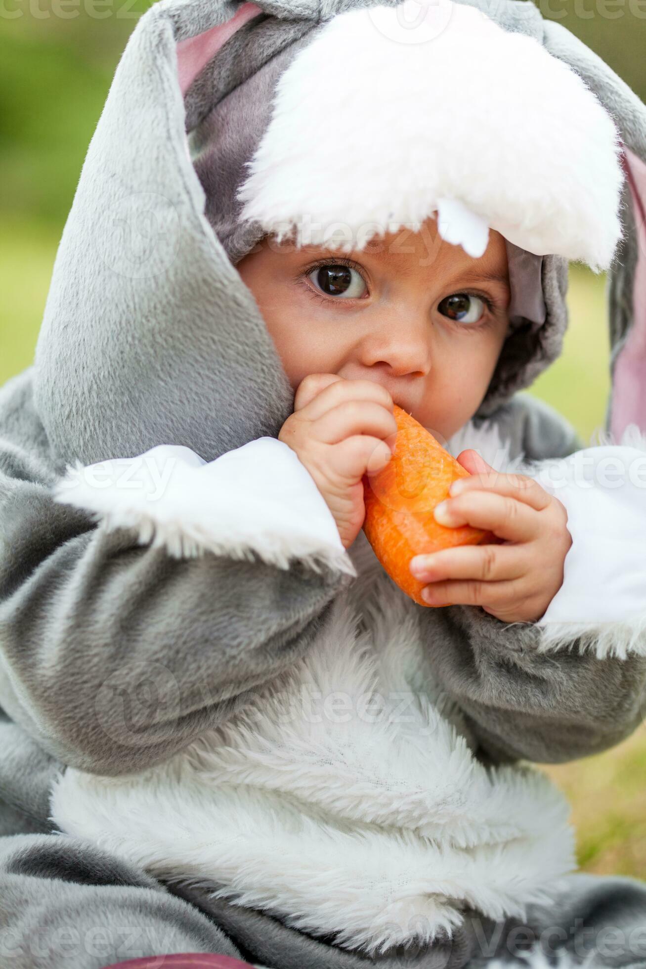 wenig Baby Mädchen tragen ein Hase Kostüm. Halloween Konzept 23805163  Stock-Photo bei Vecteezy