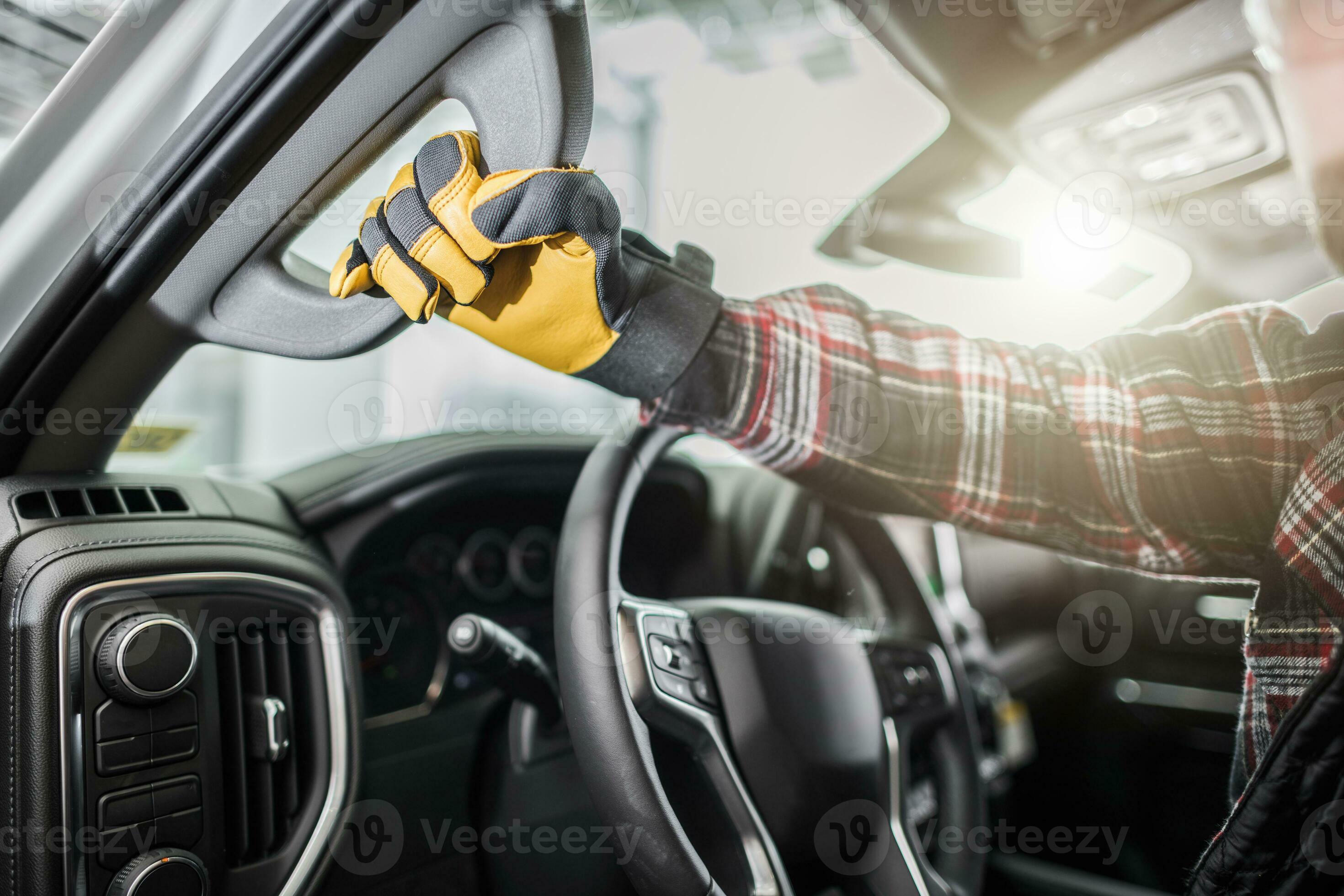 halten das Auto Griff mit ein Hand im Handschuhe 24611042 Stock