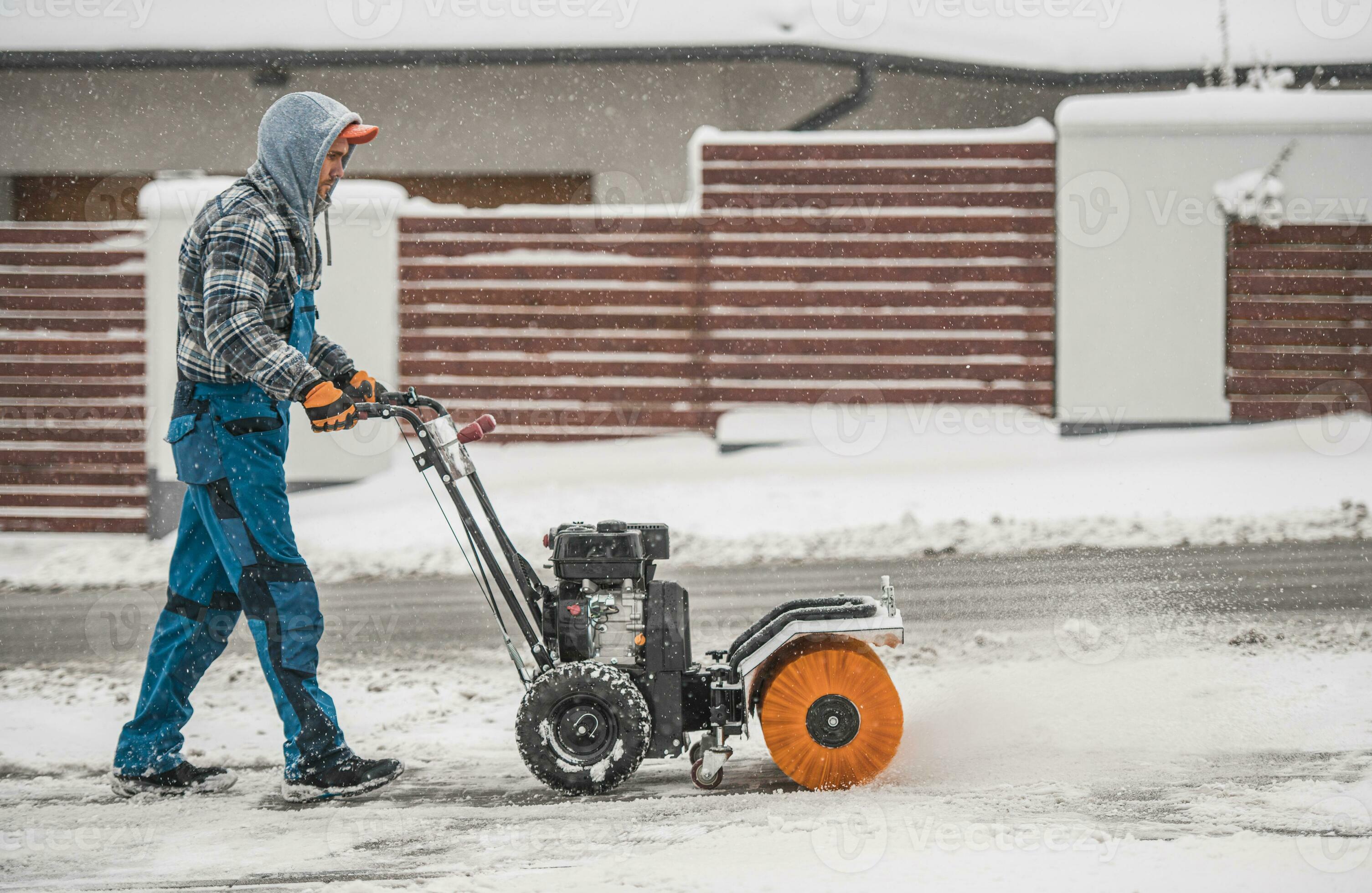 Schnee Entfernung mit Leistung Besen 24628298 Stock-Photo bei Vecteezy