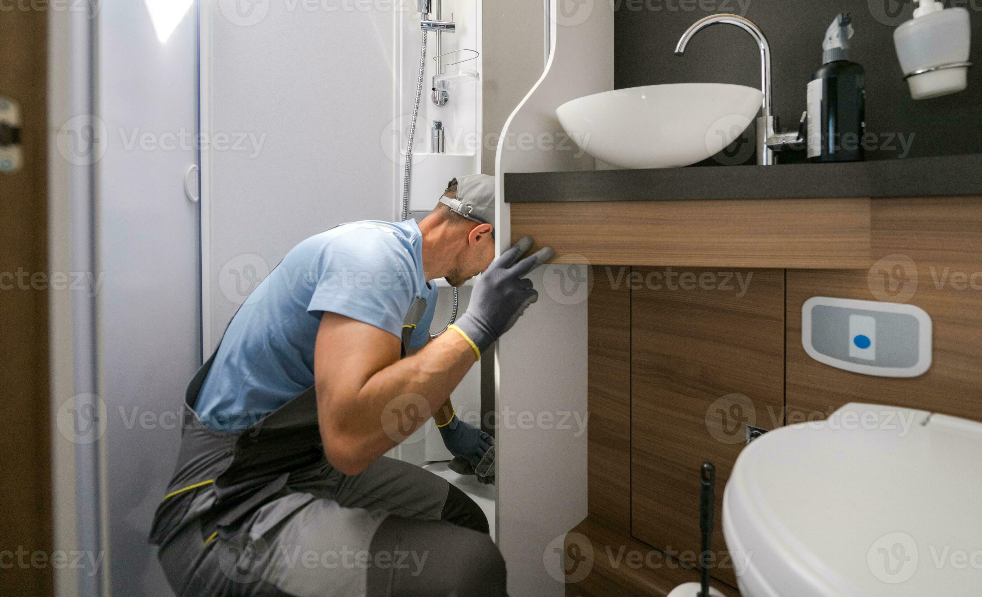 rv Vermietung Arbeiter Reinigung Dusche Kabine Innerhalb ein Wohnmobil van  Wohnmobil 24629056 Stock-Photo bei Vecteezy