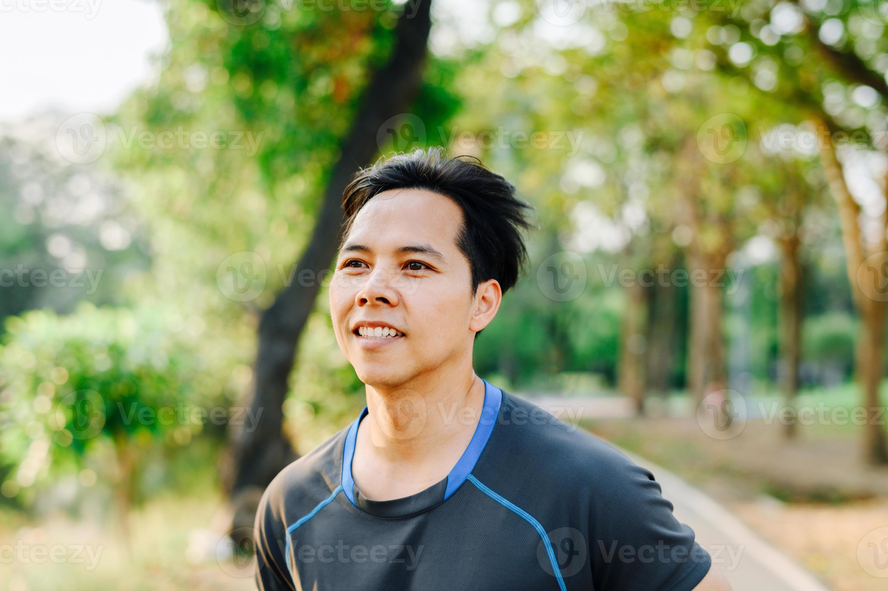 asiatischer Mann in der Fitness tragen Ruuning im Park foto