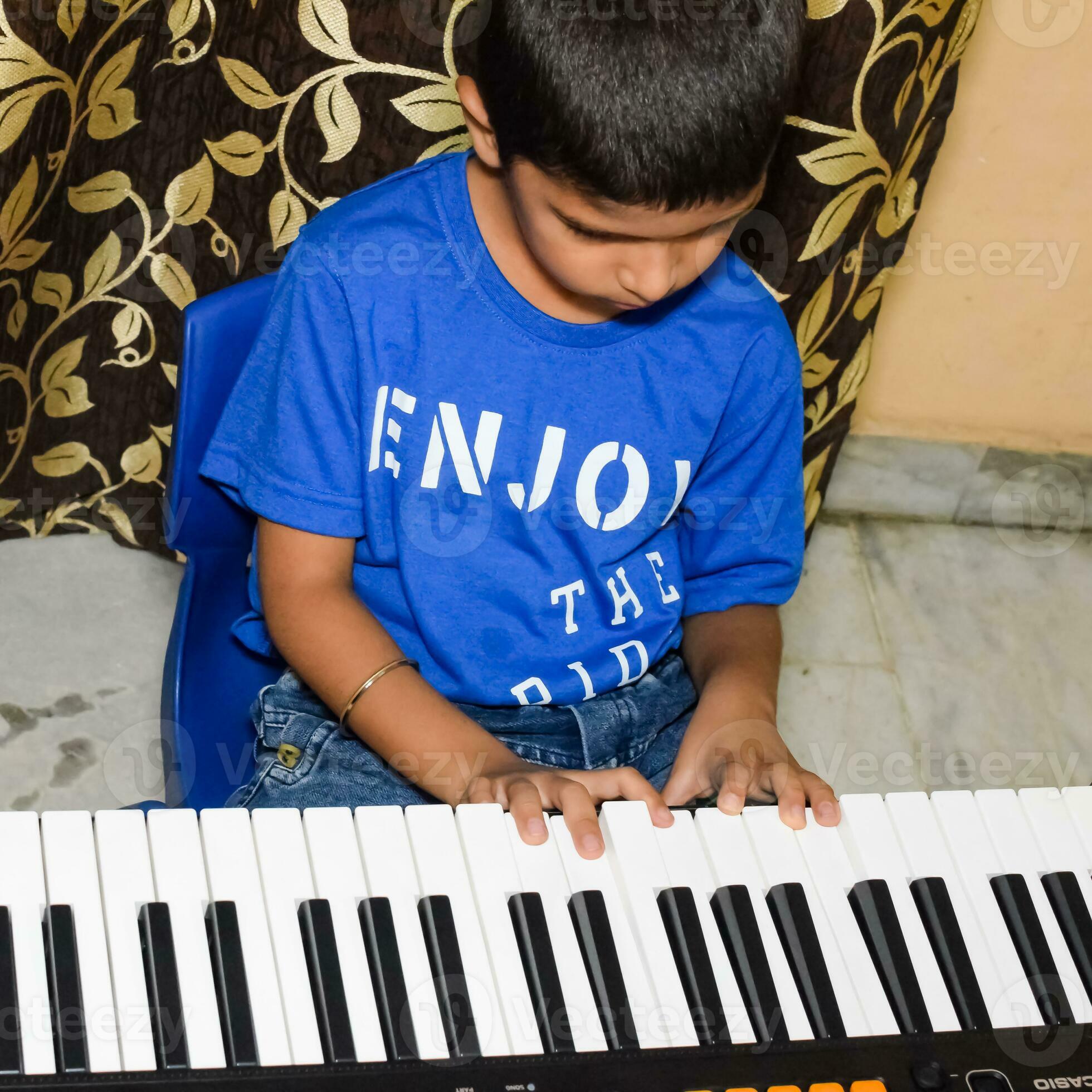 https://static.vecteezy.com/ti/fotos-kostenlos/p2/24677582-asiatisch-junge-spielen-das-synthesizer-oder-klavier-suss-wenig-kind-lernen-wie-zu-abspielen-klavier-kinder-hande-auf-das-tastatur-drinnen-foto.jpg