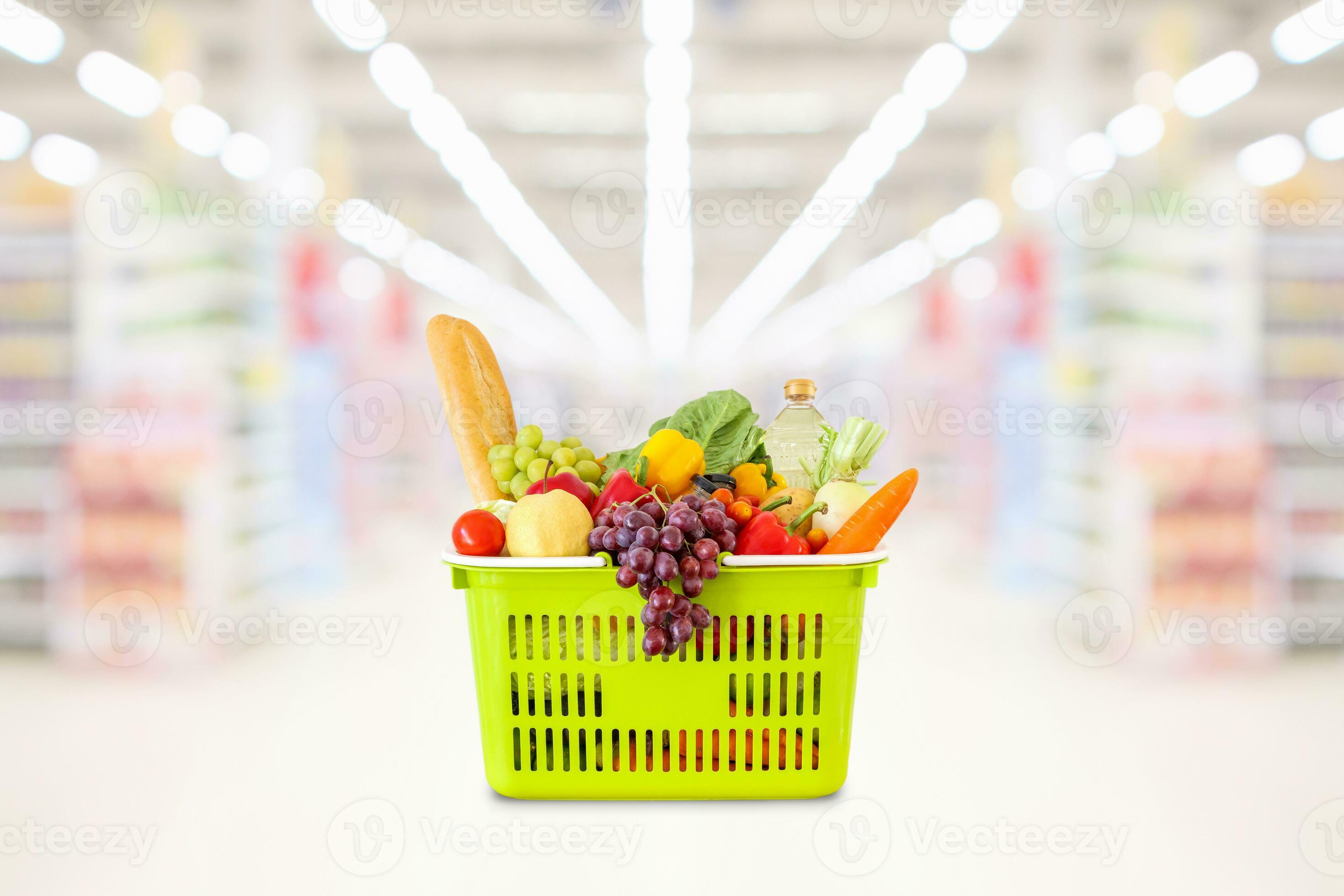 Einkaufen Korb mit Früchte und Gemüse im Supermarkt