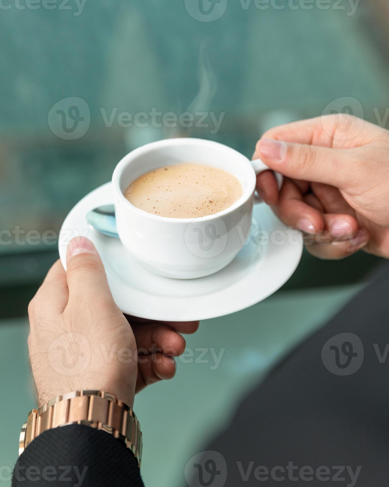 Mann, der Lattekaffee nah oben trinkt foto