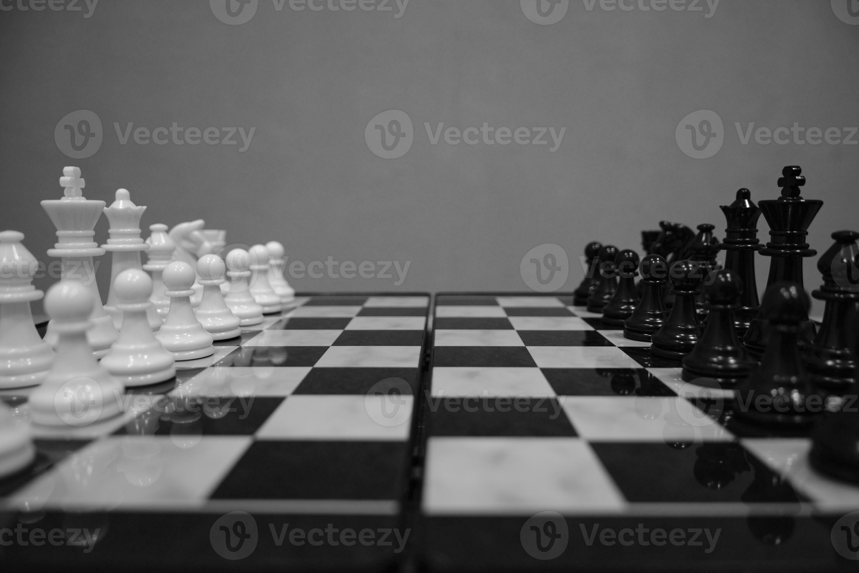 schwarz und Weiß Schach Stücke gegenüber jeder andere auf Schachbrett, auf grau Hintergrund