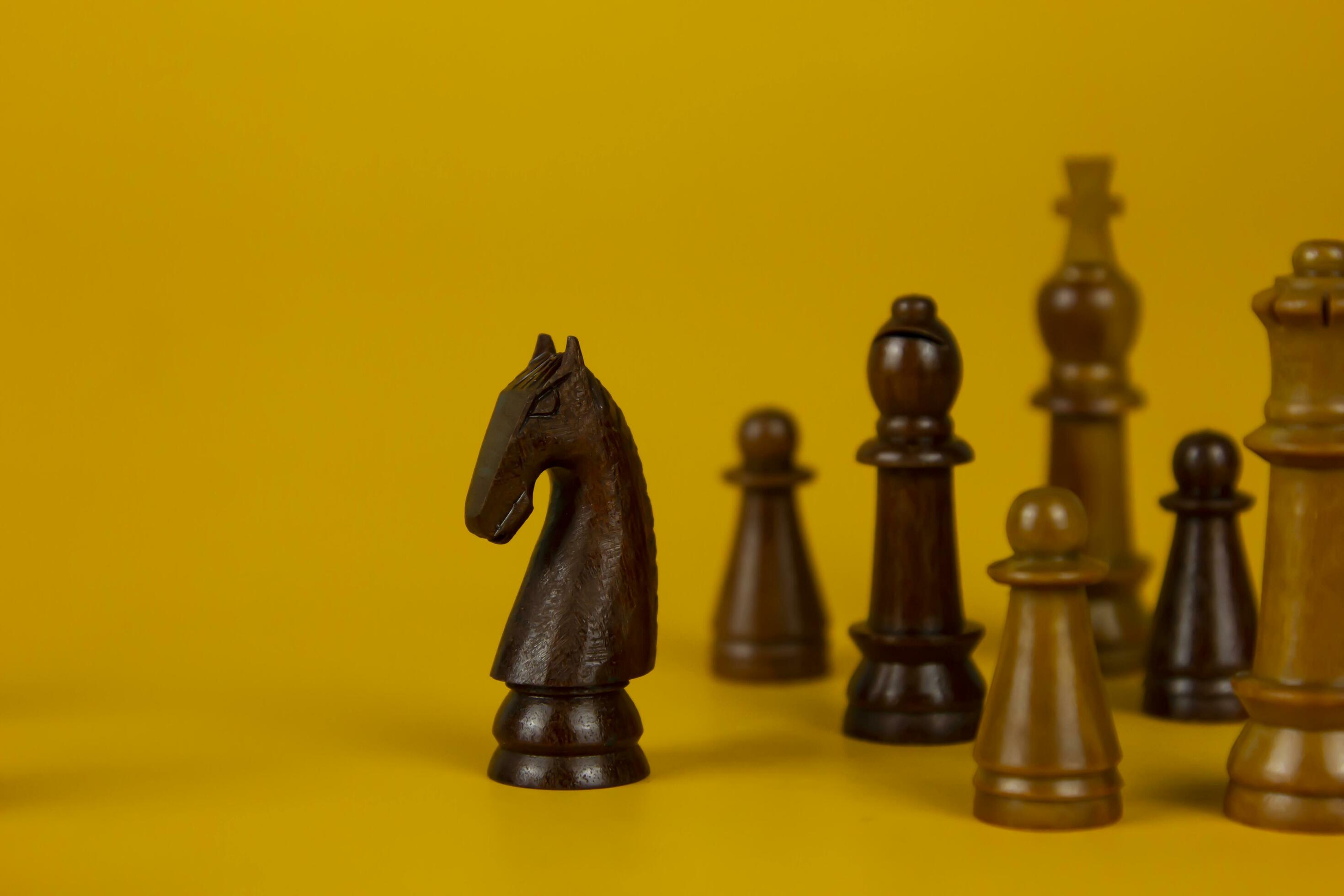 schwarz Schach Stücke auf isoliert Gelb Hintergrund, benutzt zum Erfolg und Strategie Konzepte durch spielen Schach 25057612 Stock-Photo bei Vecteezy