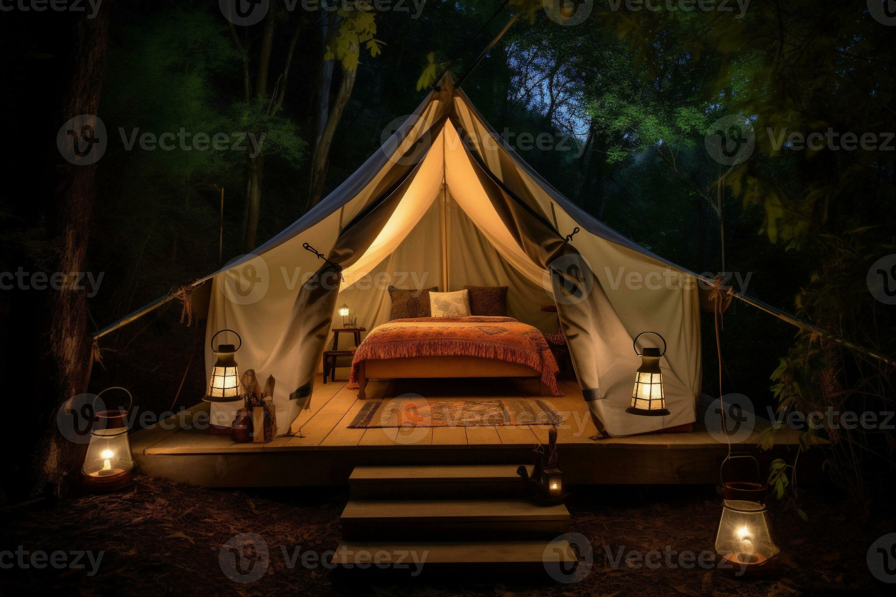 Natur Luxus Wald Reisen Leinwand Urlaub Glamping Zelt Camping Licht  Generative KI Lizenzfreie Fotos, Bilder und Stock Fotografie. Image  206976562.