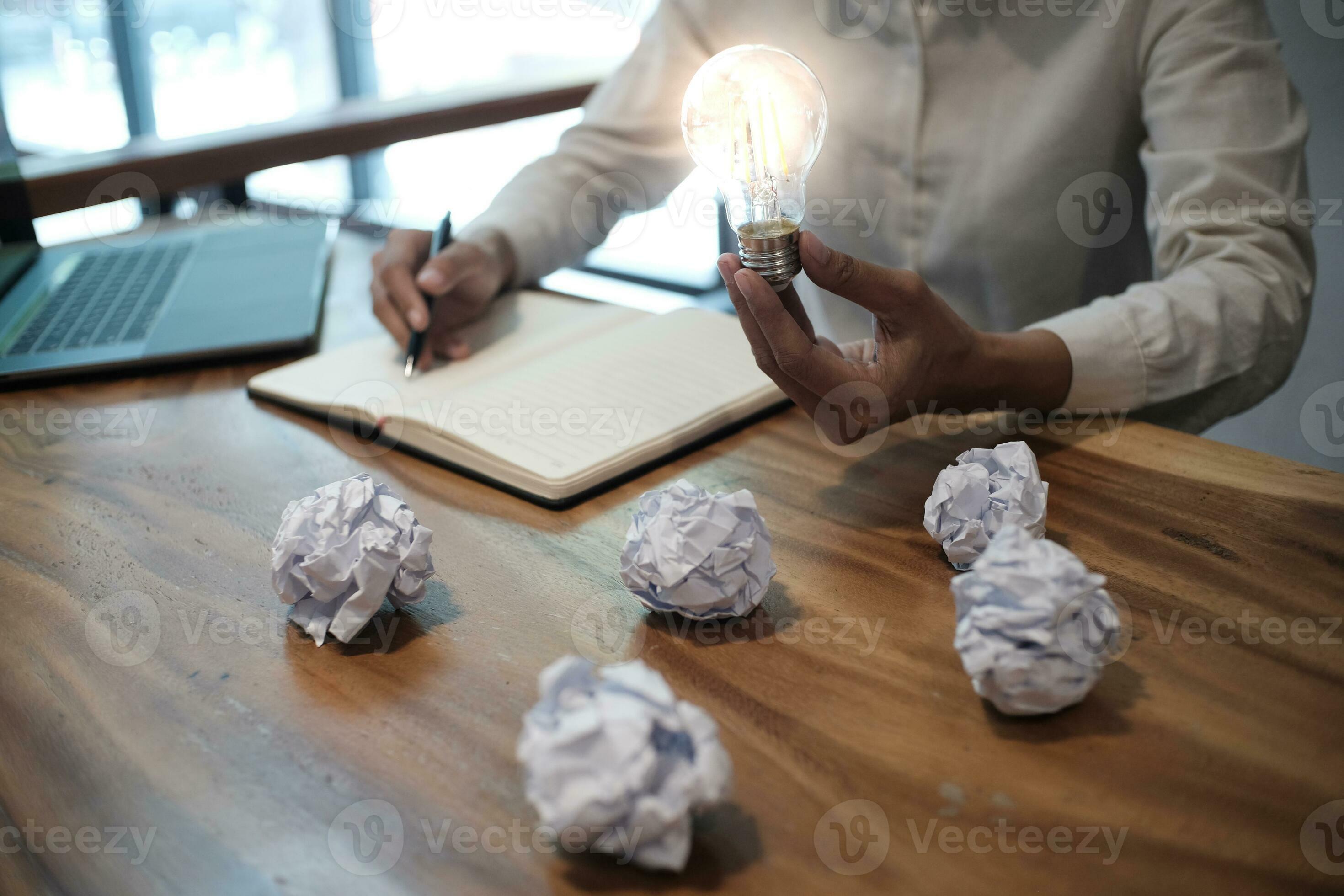 Idee von Geschäft Person halten Licht Birne Konzept Kreativität mit  Glühbirnen. 26139796 Stock-Photo bei Vecteezy