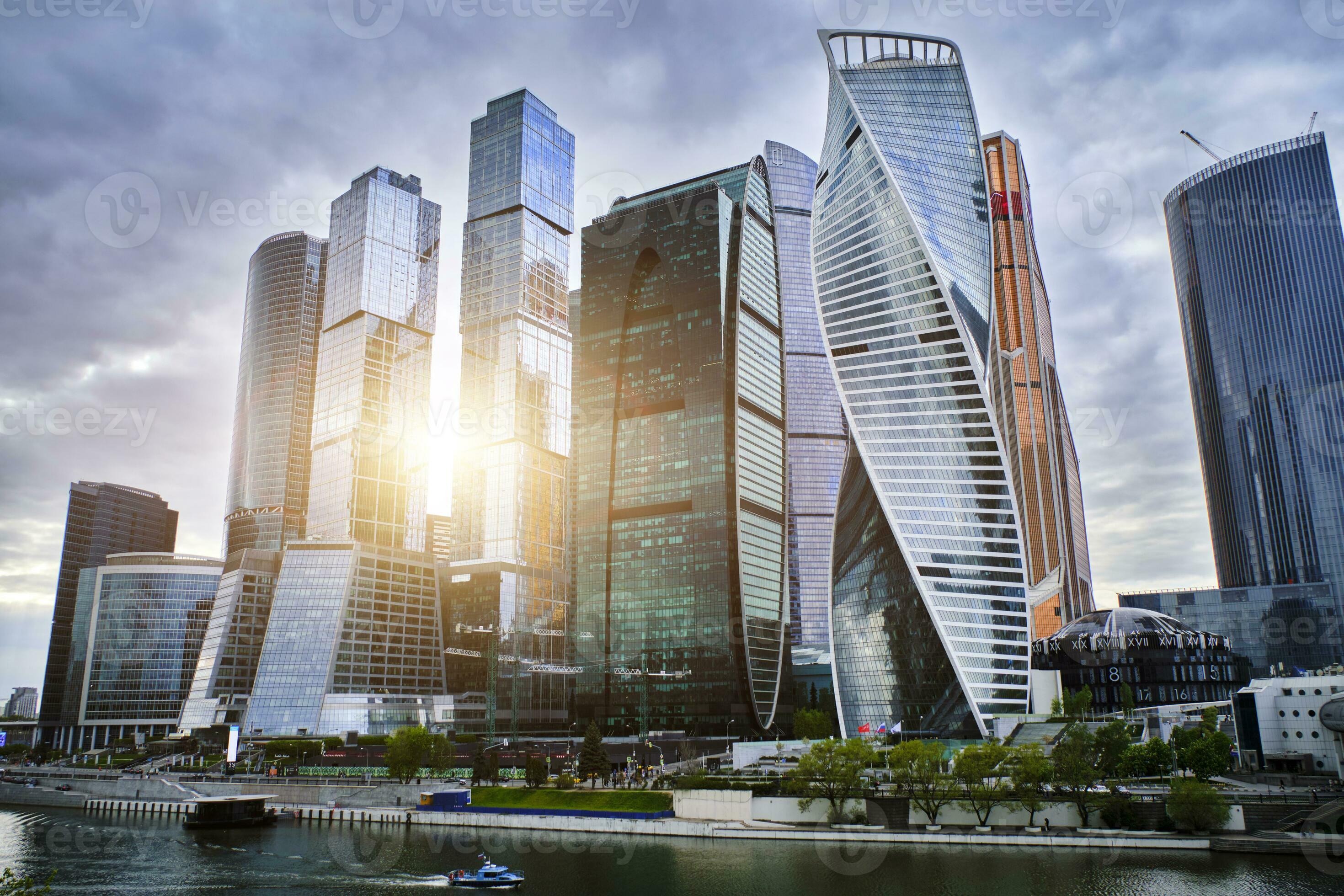 städtisch Landschaft Moskau Stadt mit Strahlen Sonne brechen durch zwischen  Gebäude.Moskau Panorama. zeitgenössisch die Architektur von Russland.  Geschäft Center moskau.russisch Föderation. 26181063 Stock-Photo bei  Vecteezy