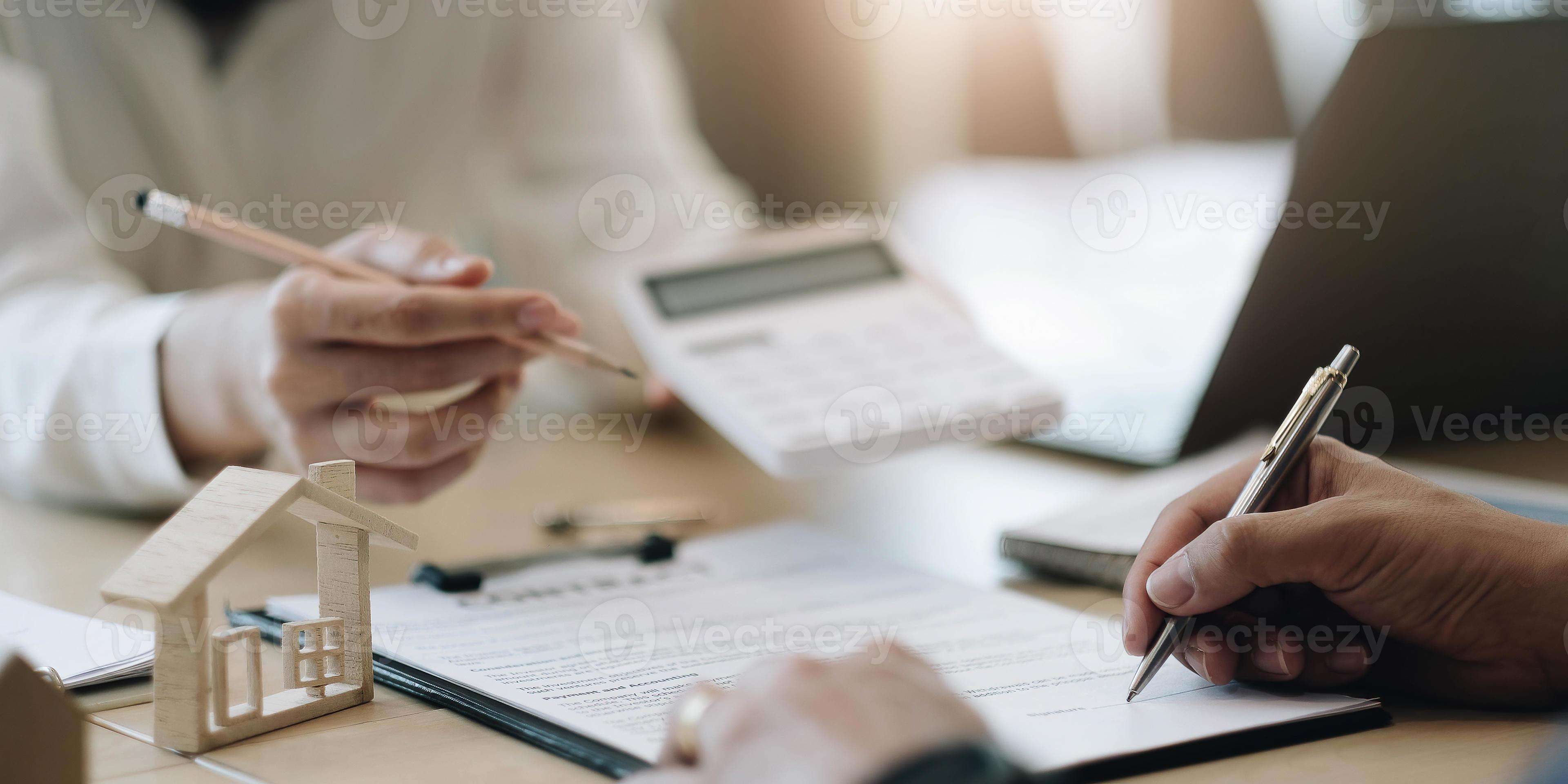 Der staatliche Agent gibt dem Kunden eine Vereinbarung mit Stift und Dokumenten, um den Vertrag zu unterzeichnen. foto