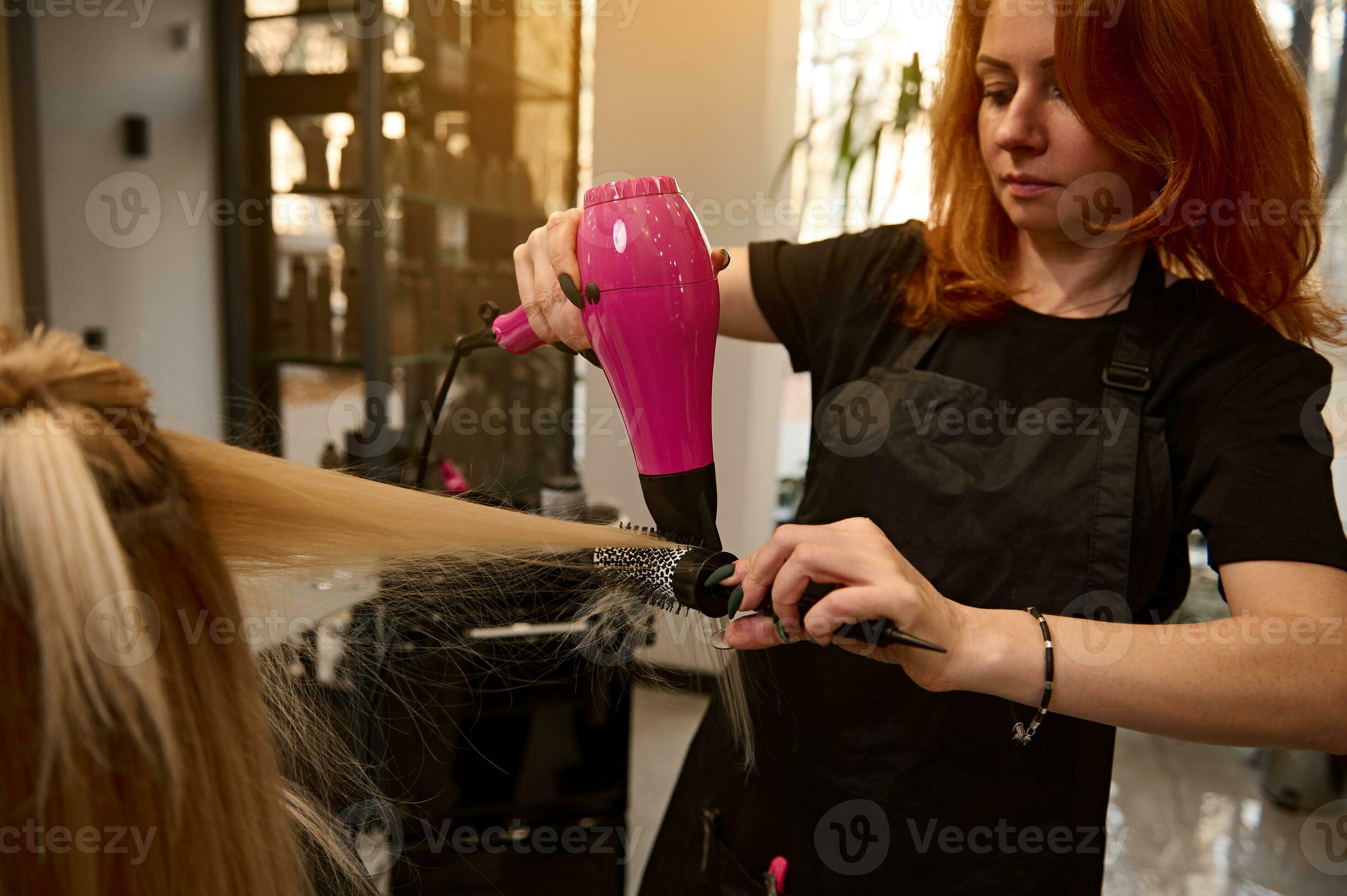 ein schön rothaarig Friseur mit ein runden Kamm und ein Haar