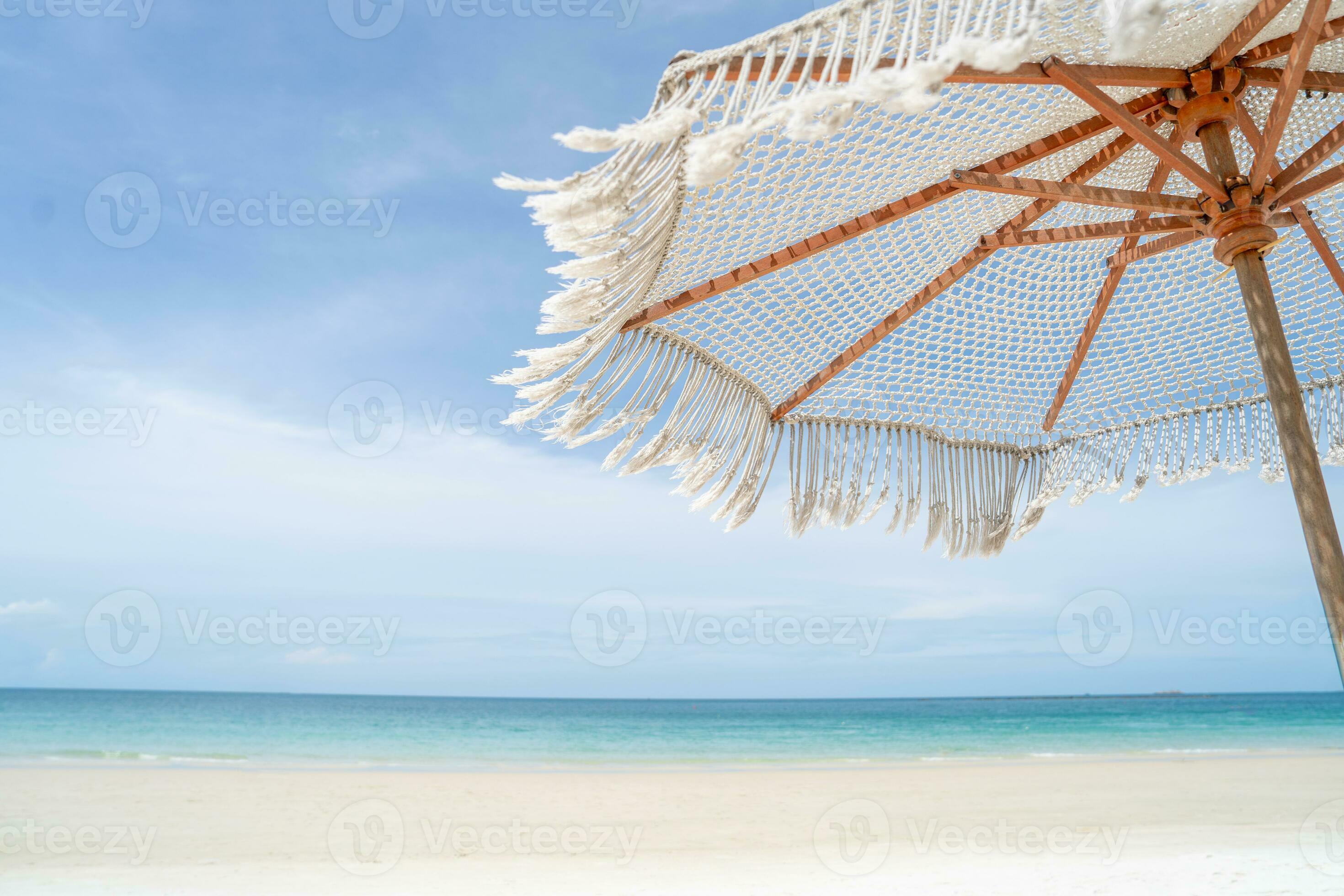 Strand Sonnenschirm auf ein sonnig Tag 27680011 Stock-Photo bei Vecteezy
