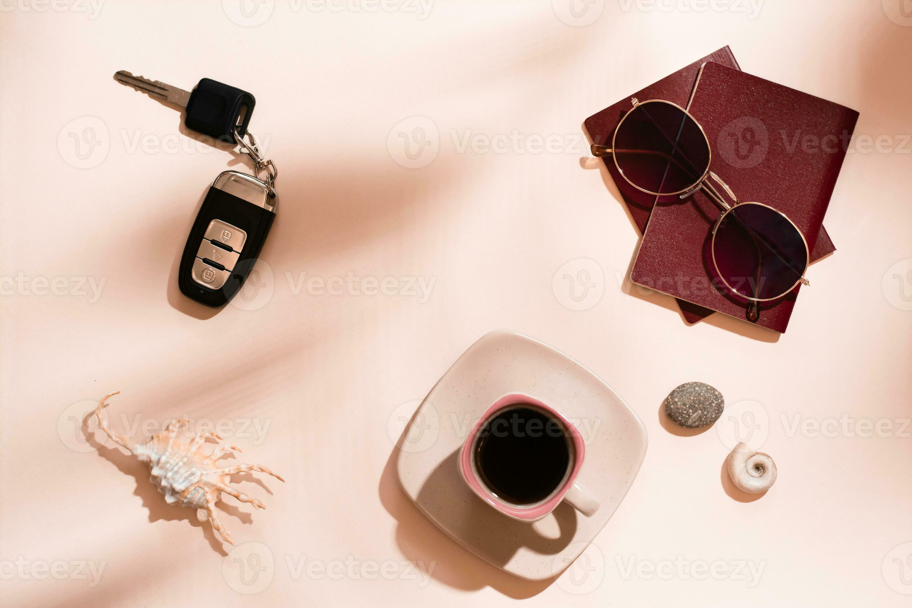 https://static.vecteezy.com/ti/fotos-kostenlos/p2/27831075-vorbereiten-zum-ein-auto-reise-passe-sonnenbrille-auto-schlussel-muscheln-und-ein-tasse-von-kaffee-auf-ein-rosa-hintergrund-im-das-schatten-von-baum-blatter-lokal-tourismus-oben-aussicht-foto.jpg