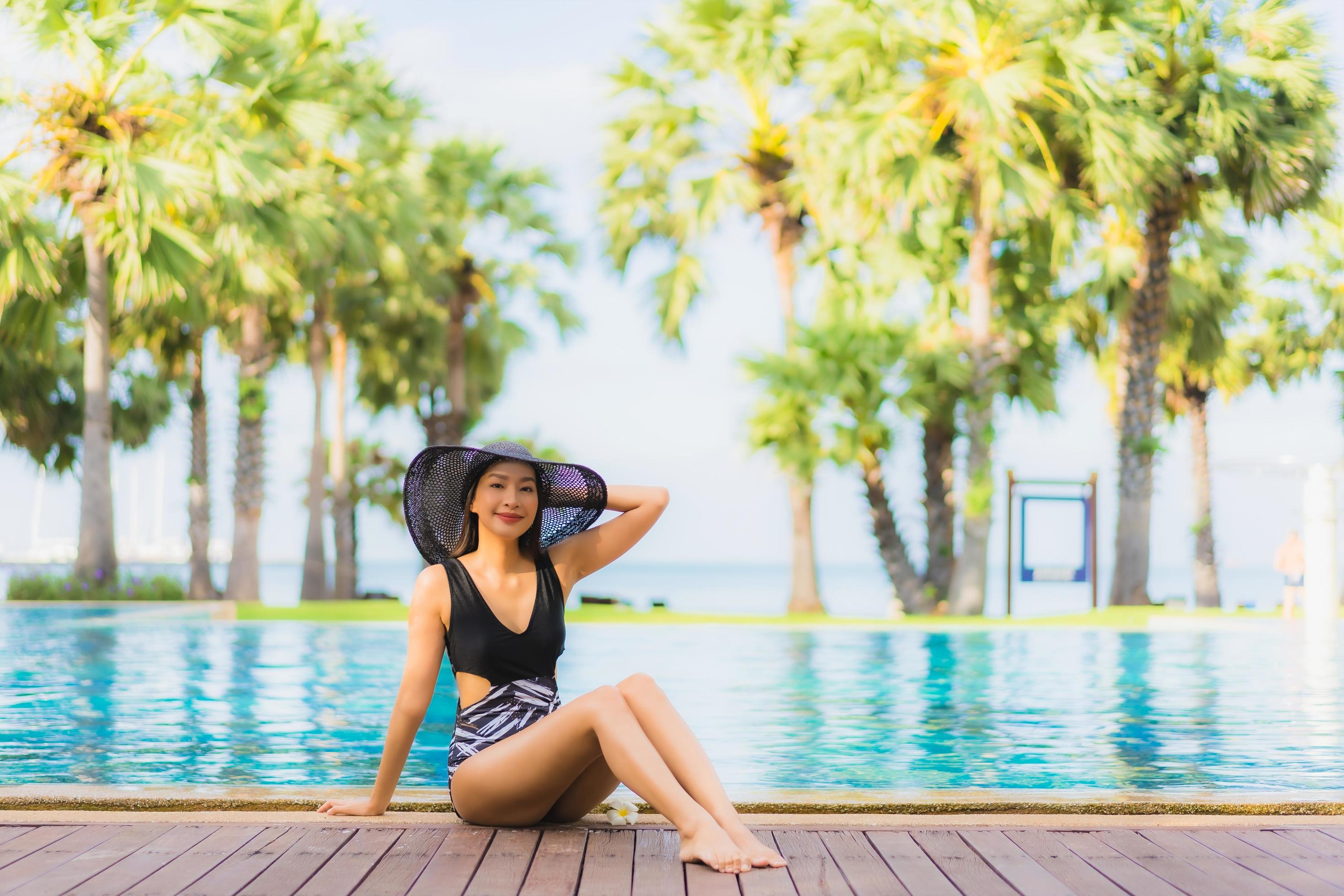 Porträt schöne junge asiatische Frauen glückliches Lächeln entspannen sich am Swimmingpool foto