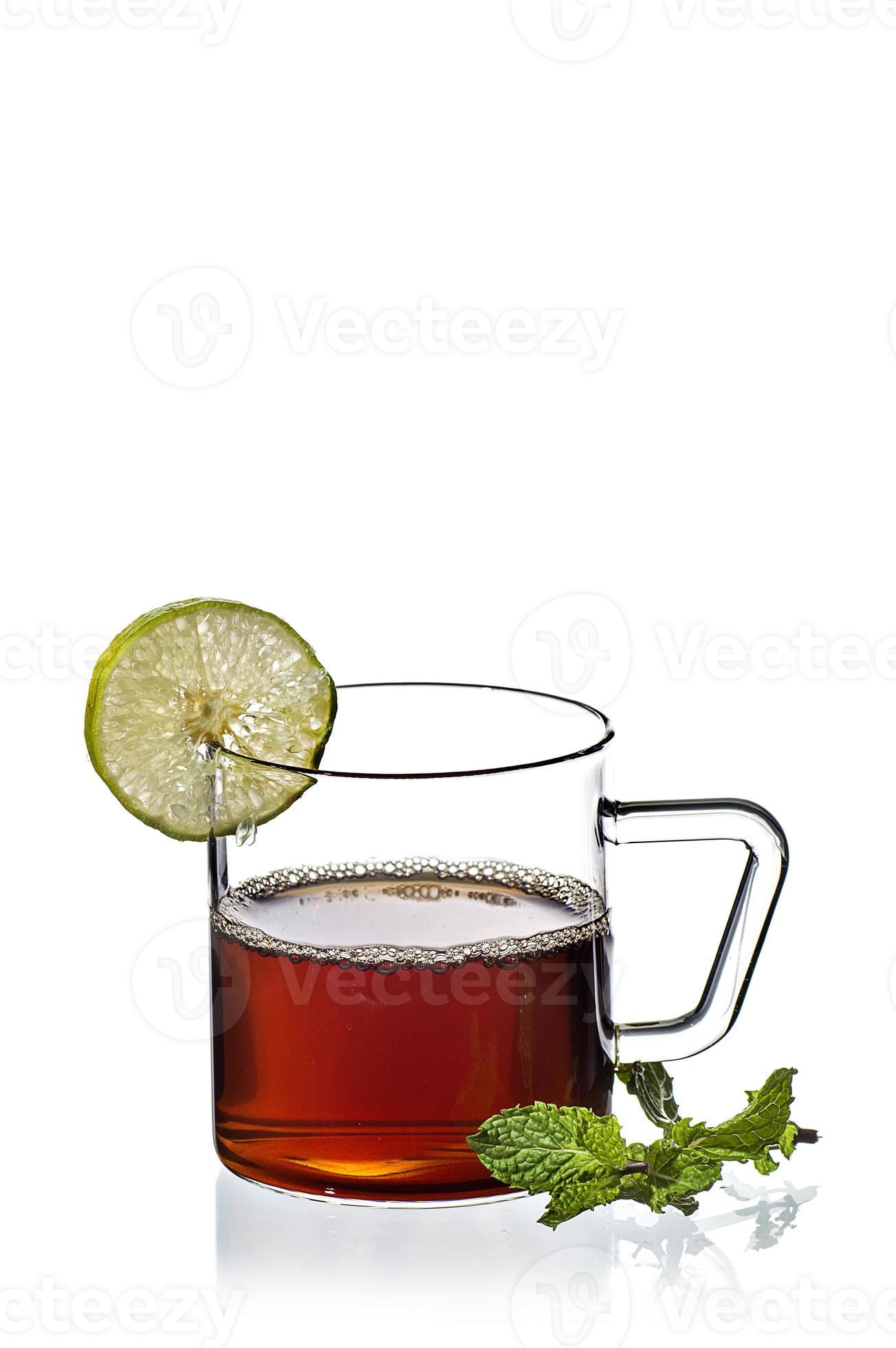 Tasse Tee, Minze und Zitrone auf weißem Hintergrund foto
