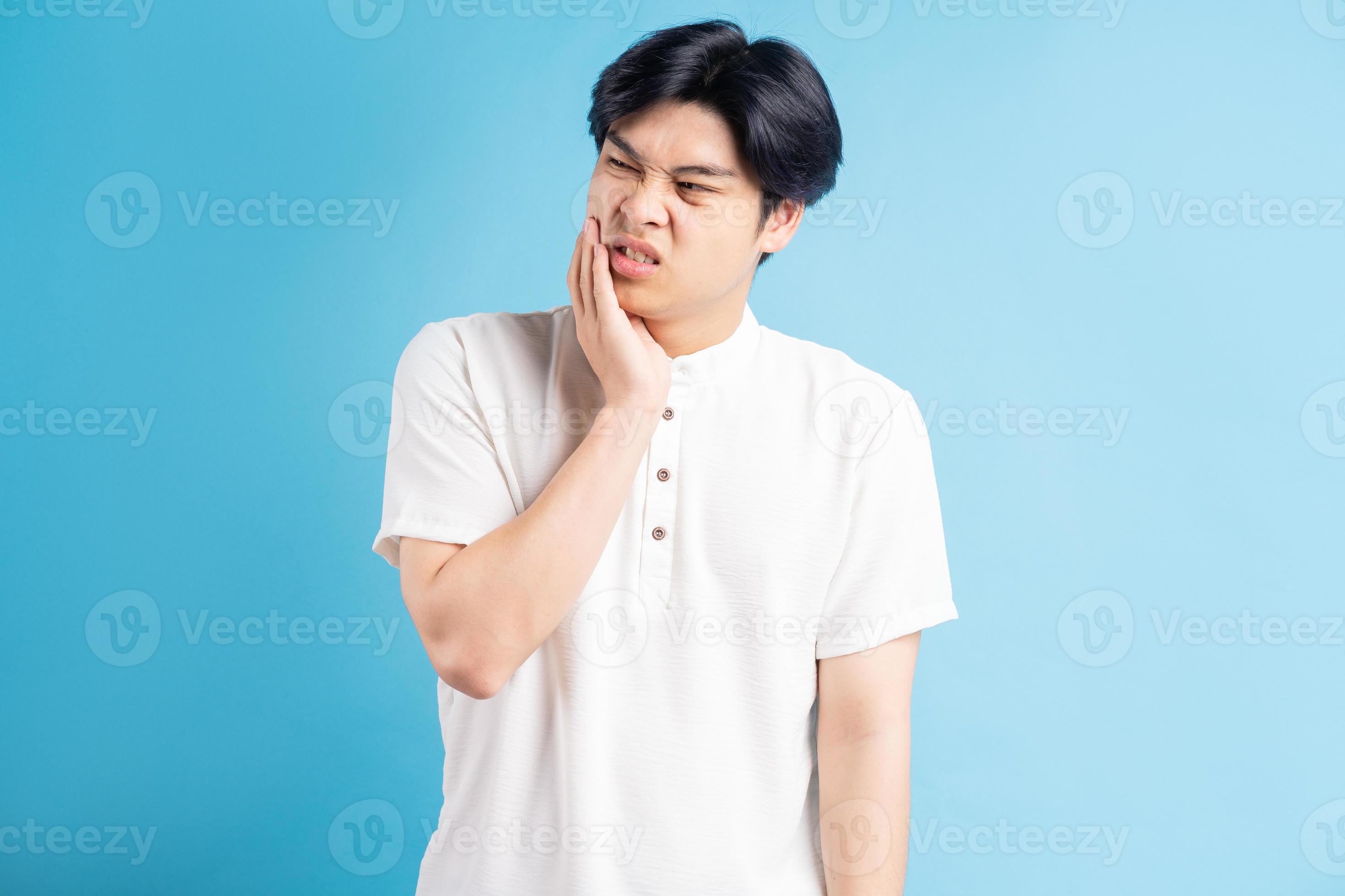 asiatischer Mann ist verärgert über Zahnschmerzen foto