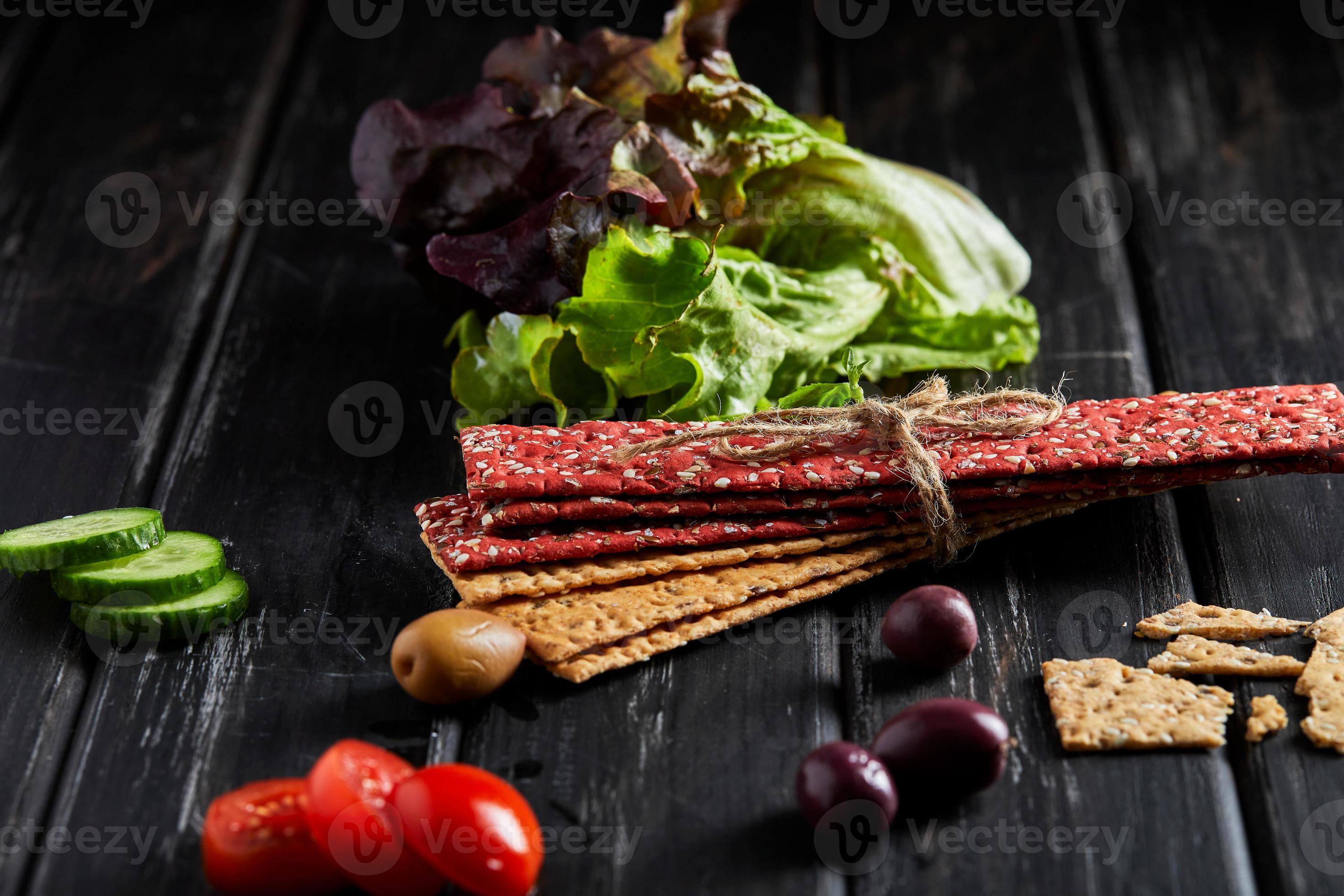 Rote-Bete-Roggen-Mehl-Cracker mit Gemüse zum Knabbern foto