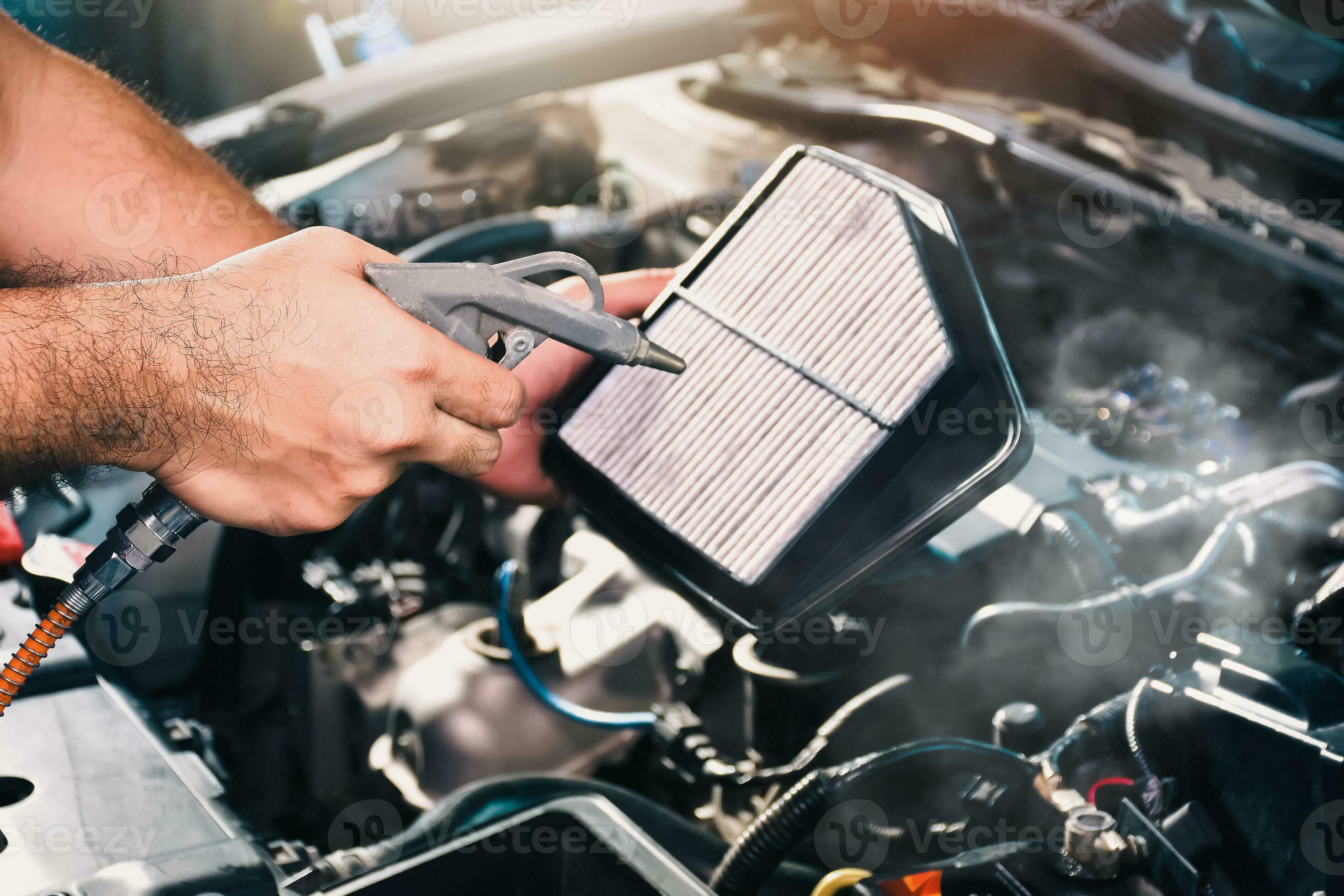 Autoluftfilter in Der Auto-Mechanik Hand Weht Staub Und Reinigung Mit  Luftblase Pistole Stockbild - Bild von teile, teil: 245793997