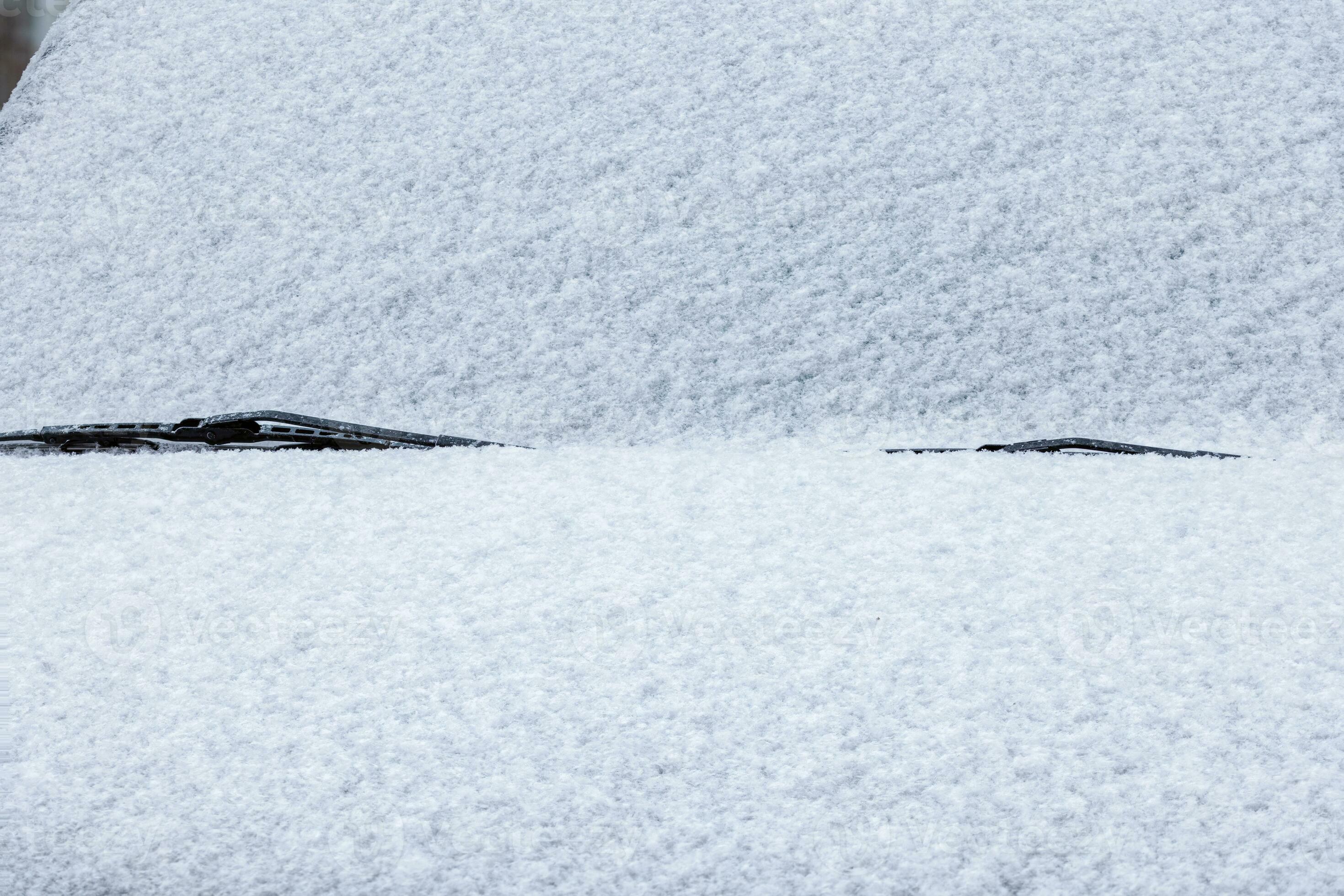 Frost bedeckte weiße Motorhaube, Scheibenwischer und