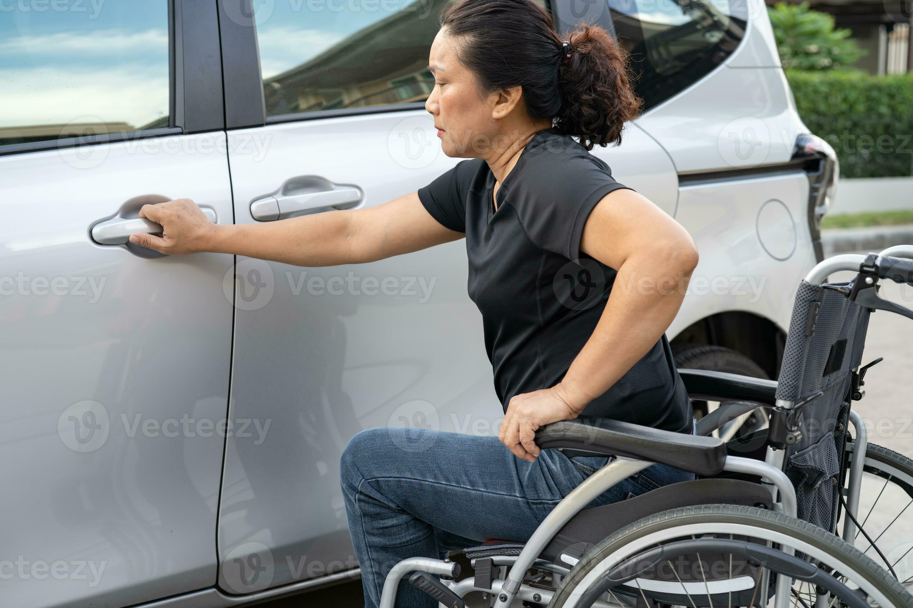 reifen asiatisch Frau auf Rollstuhl verwenden Tablette beim Gras Feld  23258974 Stock-Photo bei Vecteezy