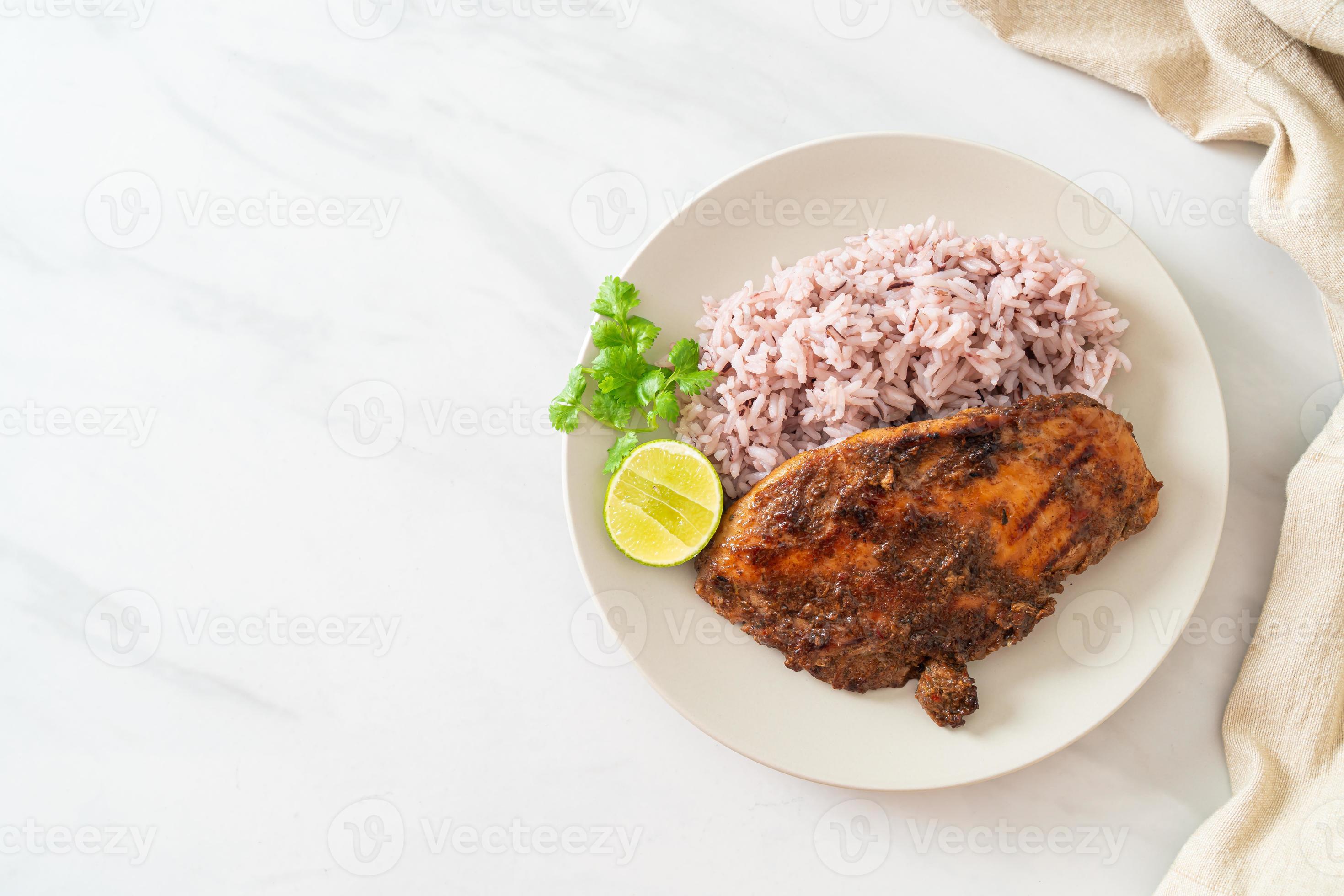 würzig gegrilltes jamaikanisches Jerk Chicken mit Reis foto