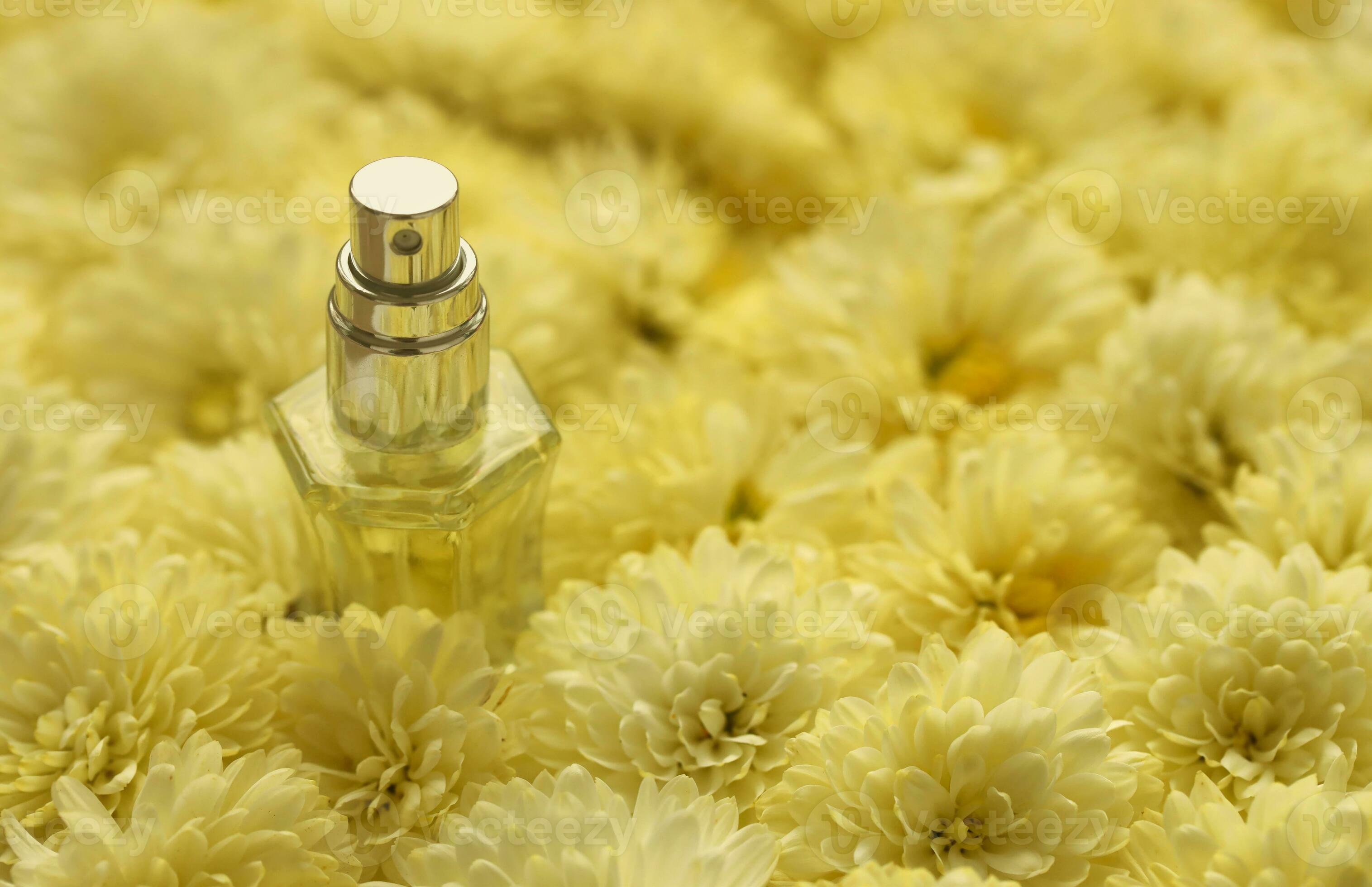 Frauen Duft Parfüm Flasche mit Blumen Hintergrund schließen hoch
