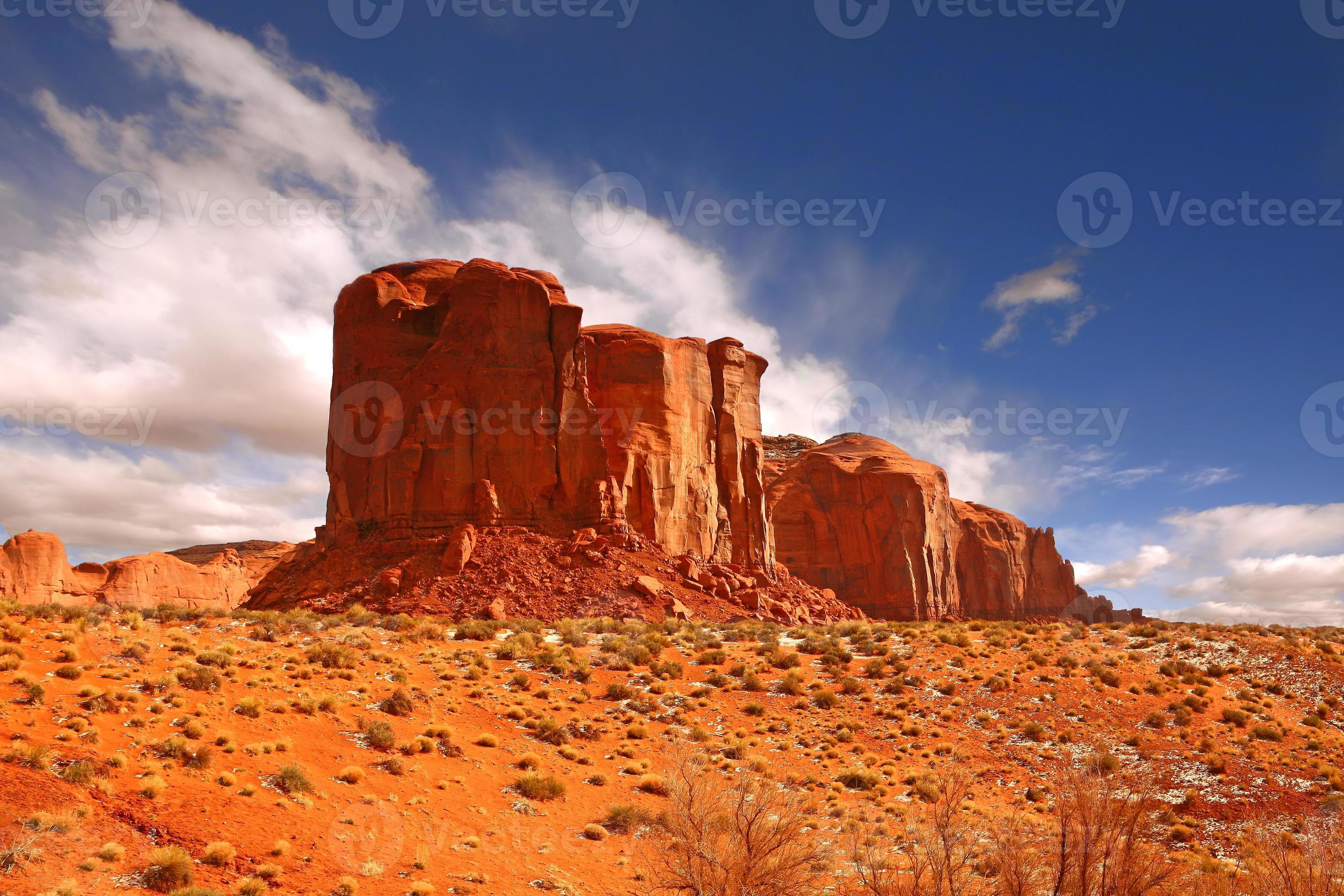 einzelne große Felsformation im Monument Valley foto