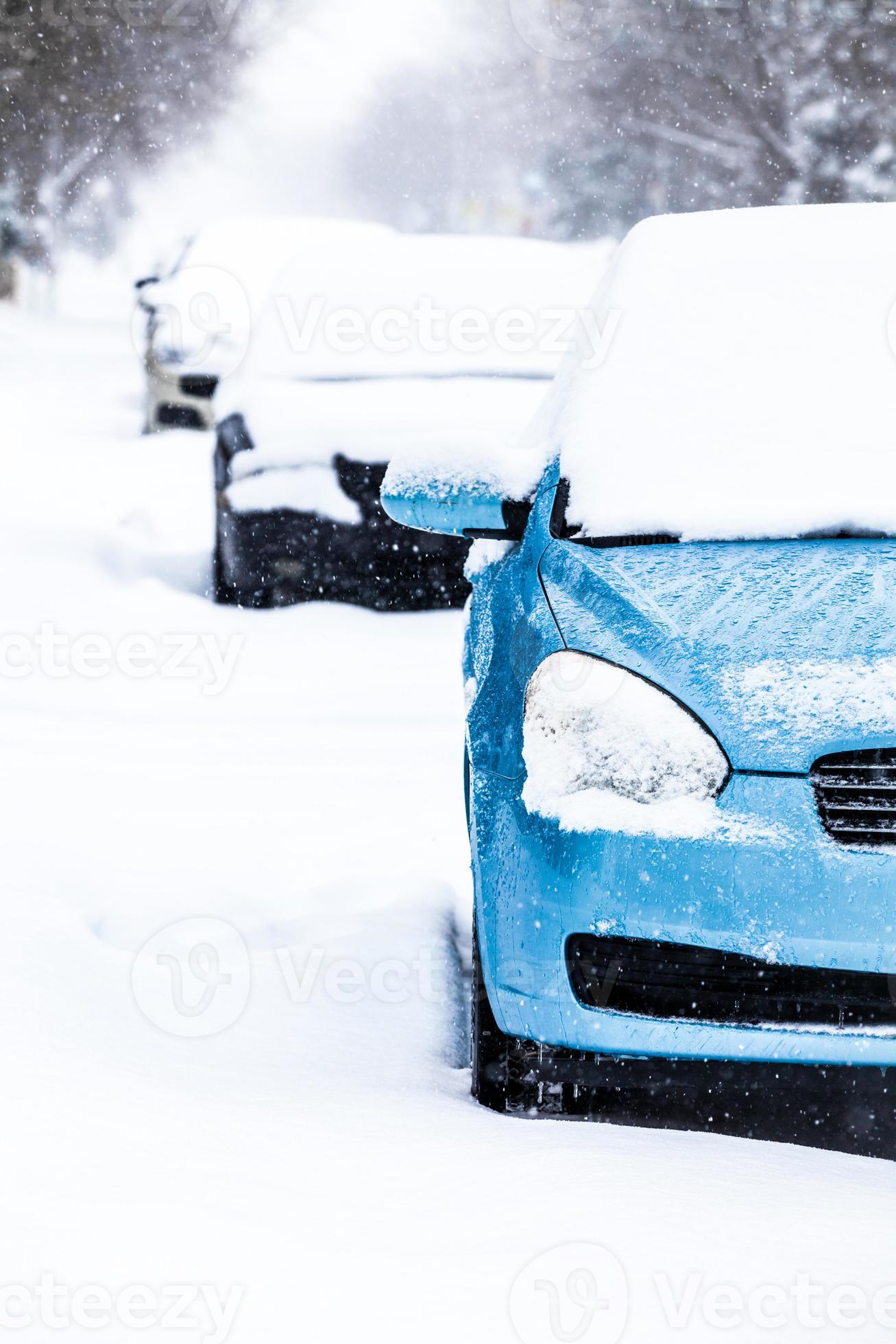 geparkte Autos an einem Schneesturm Wintertag foto