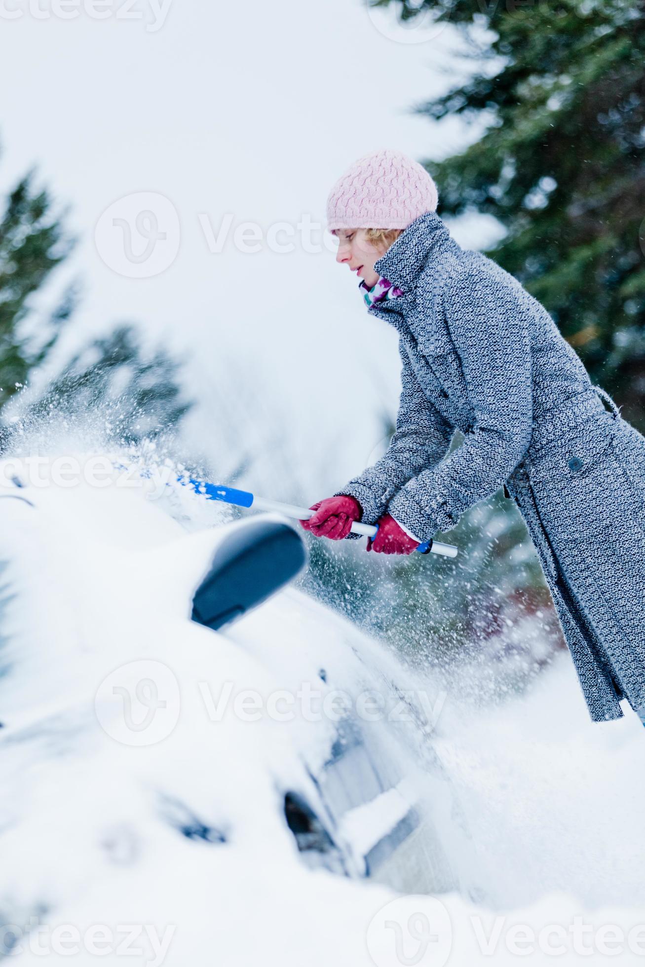Frau räumt mit einem Besen Schnee aus einem Auto 4543490 Stock-Photo bei  Vecteezy