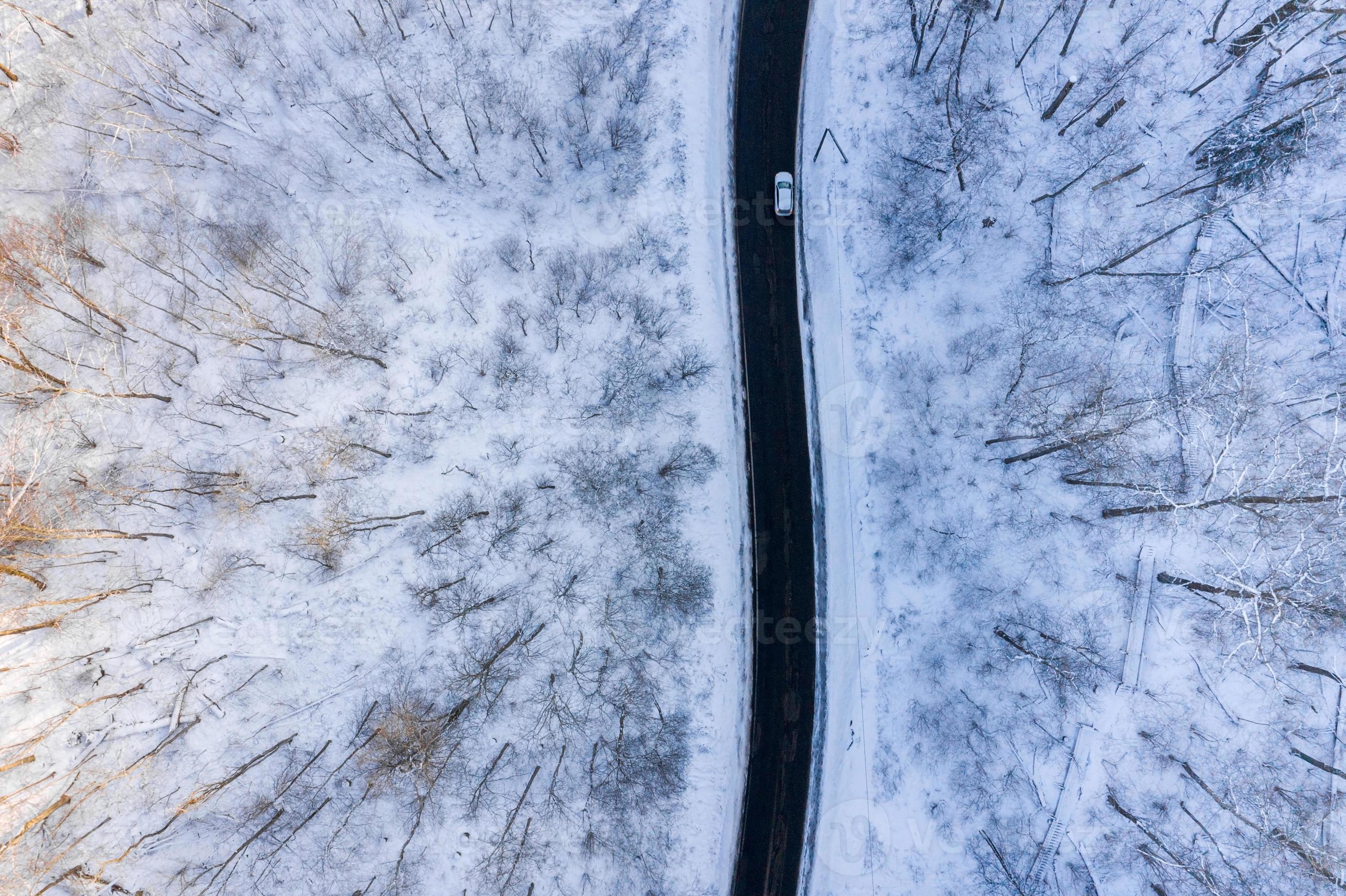 kurvige, windige Straße im schneebedeckten Wald, Luftbild von oben nach  unten. 5133543 Stock-Photo bei Vecteezy