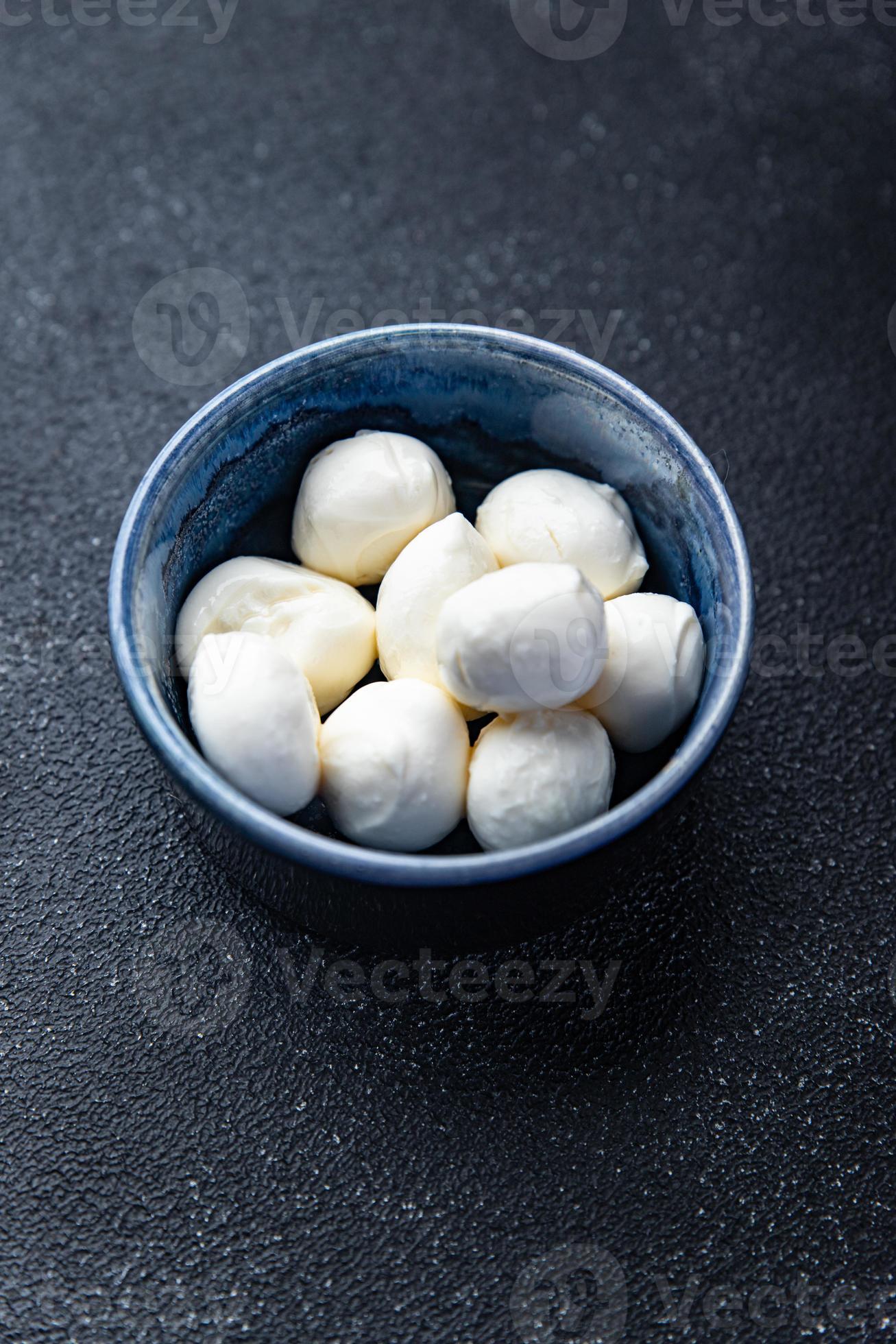 mozzarella kleine bällchen kuhmilch oder büffel, ziege gesunde mahlzeit essen snack auf dem tisch foto