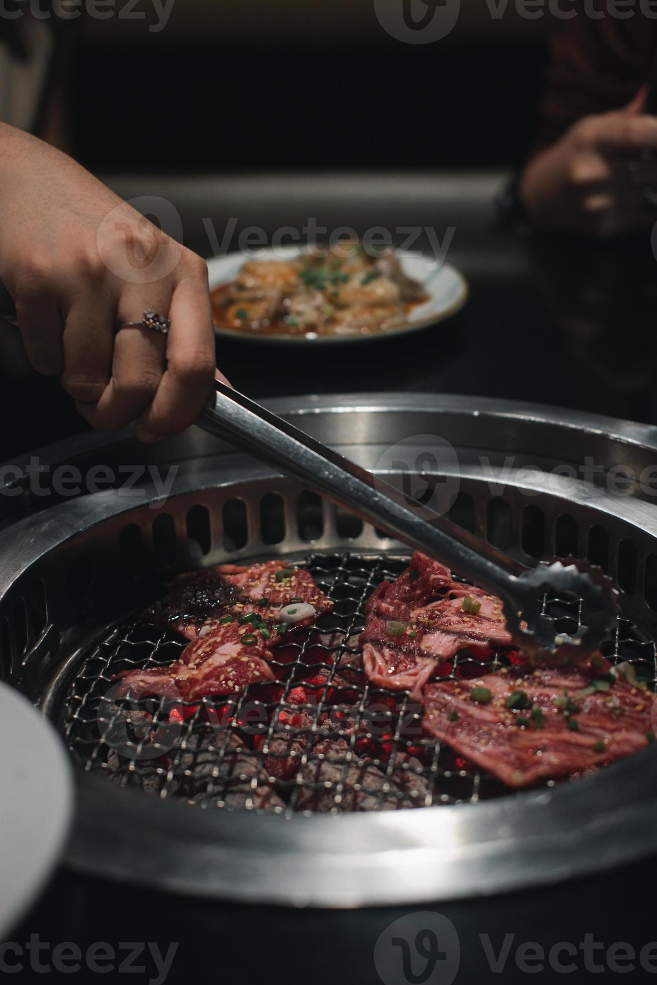 Nahaufnahme von japanischen Barbecue-Rindfleischscheiben auf dem Grill foto