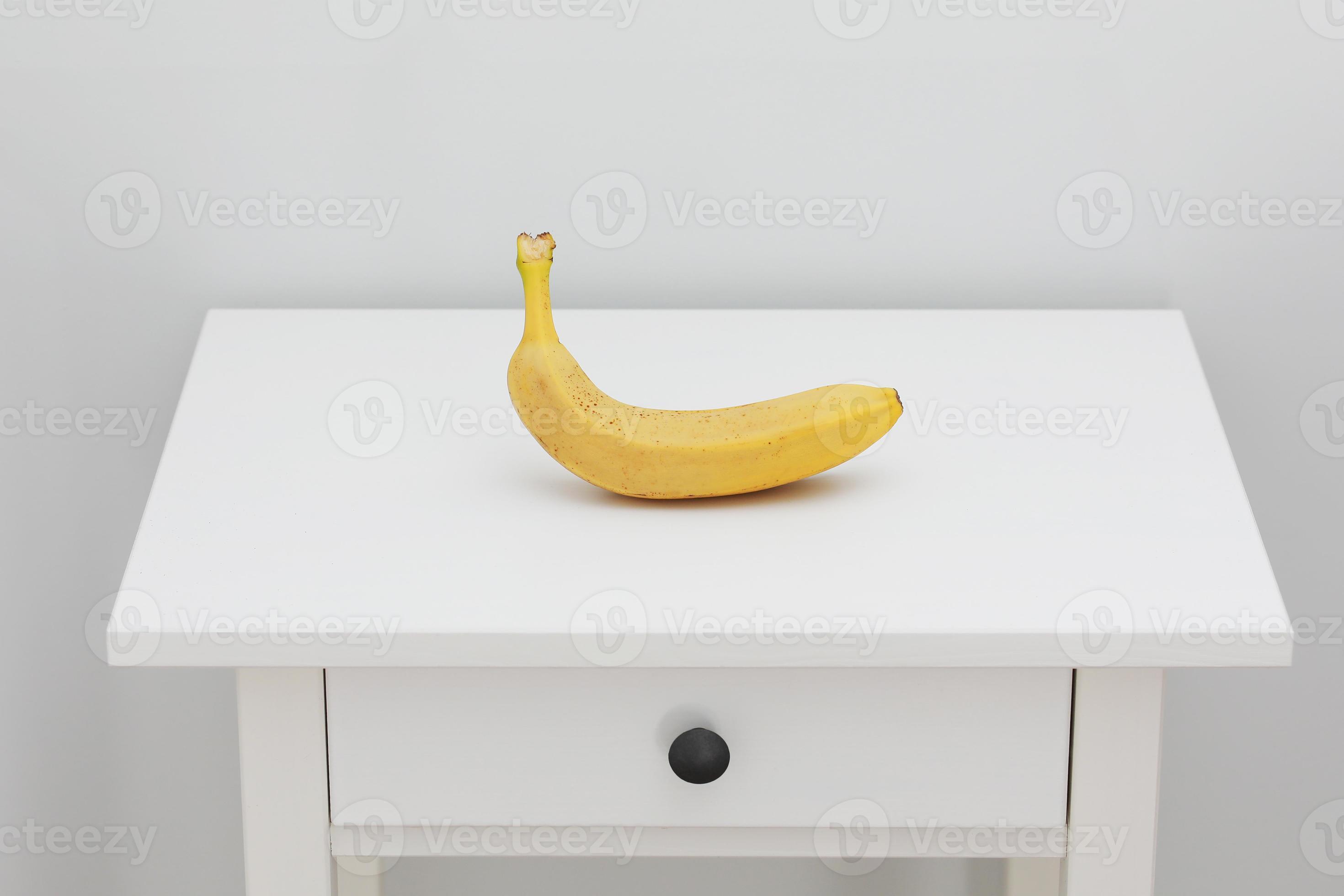 Nahaufnahme eines Bananenbündels in natürlichem Licht, Bananen auf einem Holztisch. Banane auf Holzhintergrund foto