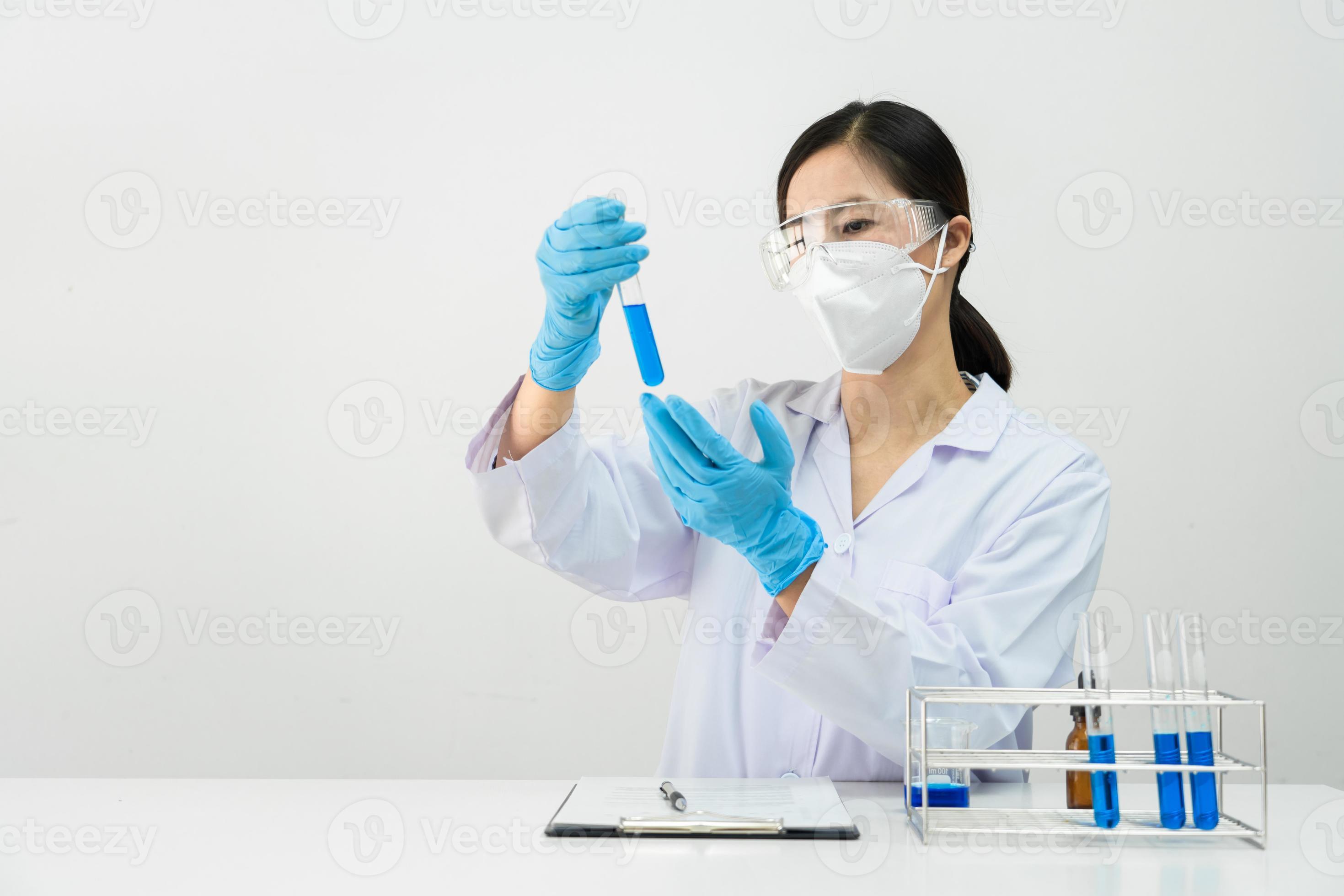 wissenschaftler forschen im labor in weißem laborkittel, handschuhe analysieren, betrachten reagenzglasproben, biotechnologiekonzept foto