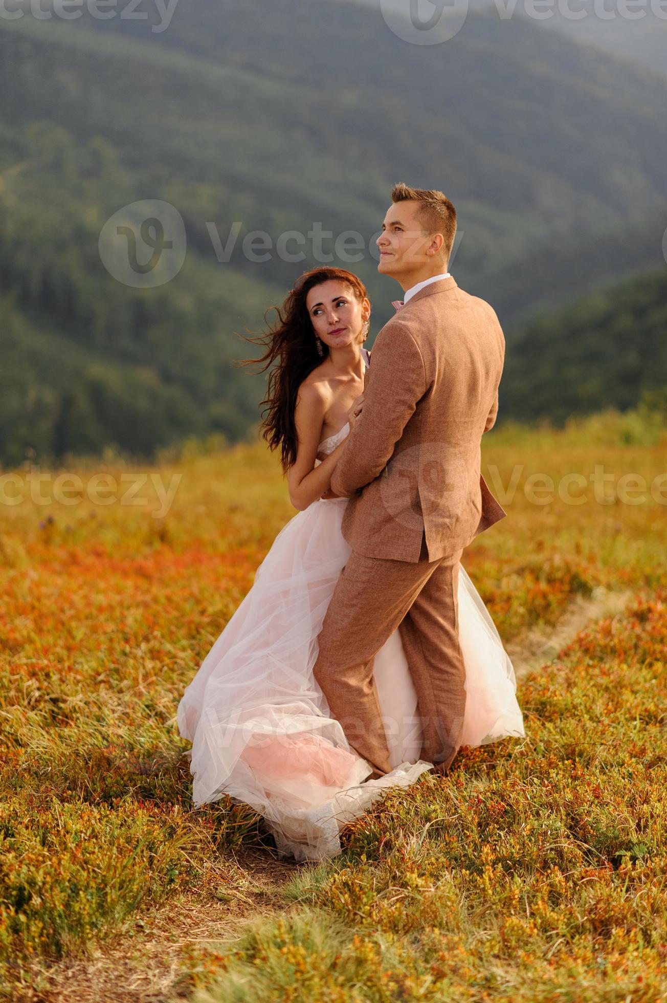 Braut und Bräutigam. Fotoshooting in den Bergen. foto