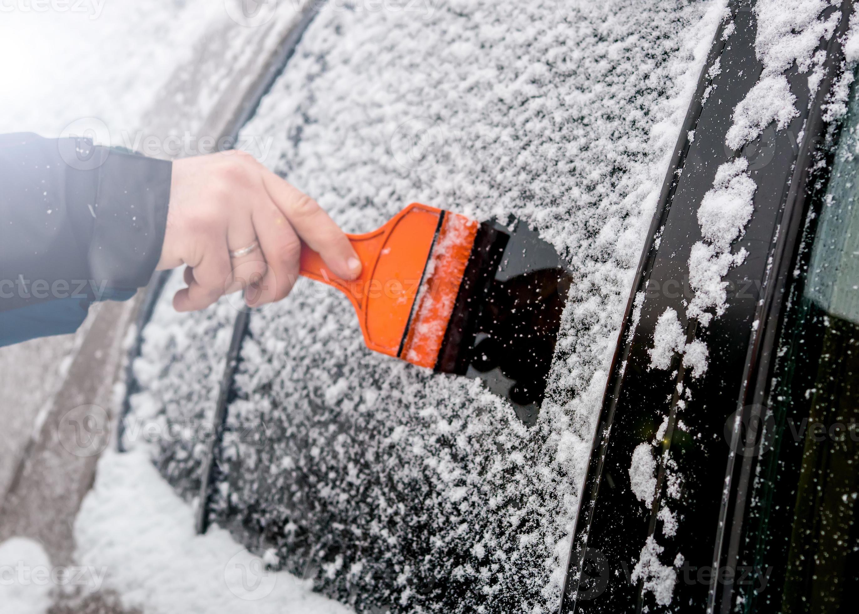 Hand mit einem Schaber reinigt das Glas von Schnee 6965373 Stock-Photo bei  Vecteezy