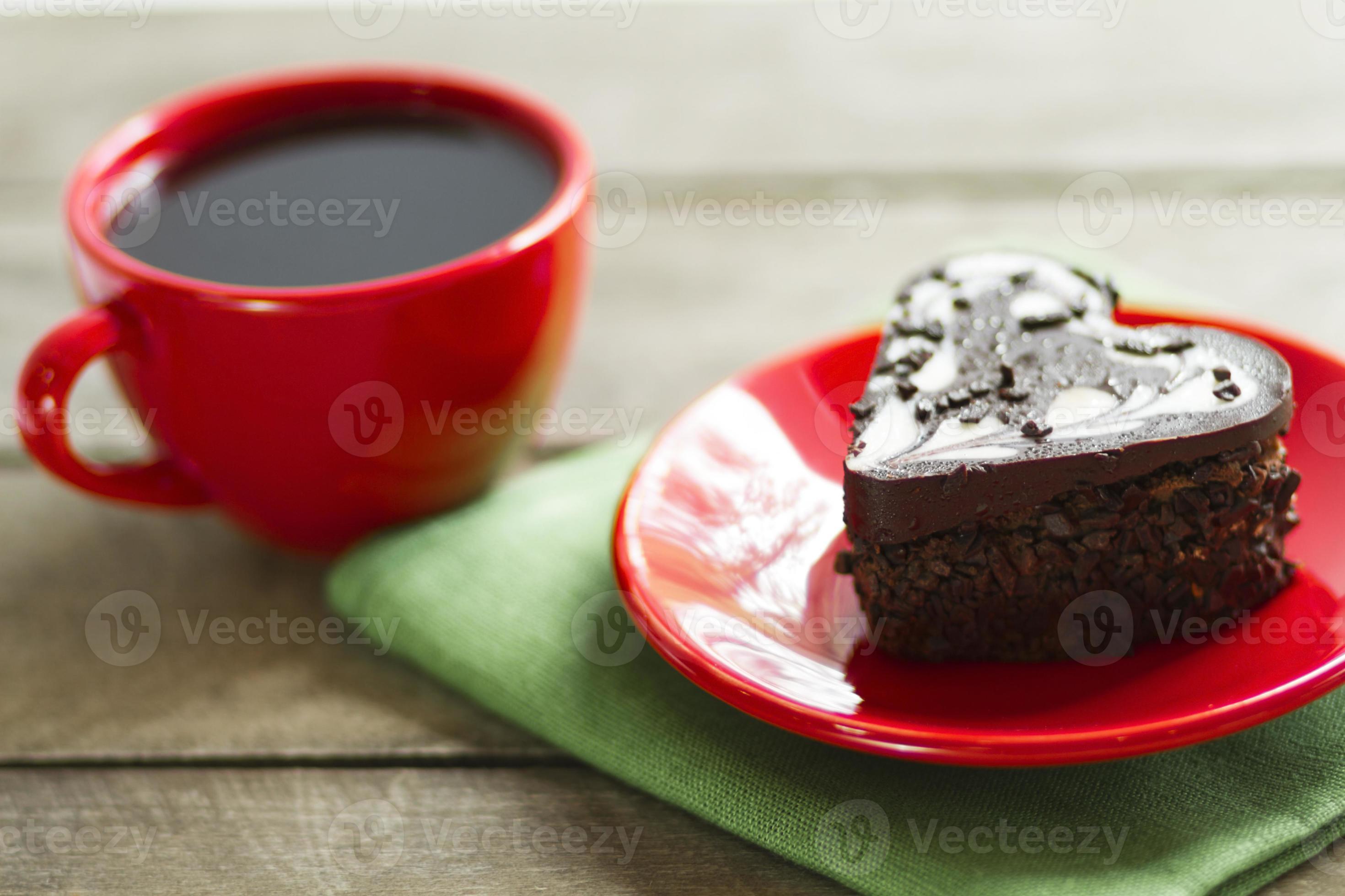 Schokoladenherz Und Schwarzer Kaffee Kuchen Stock Foto