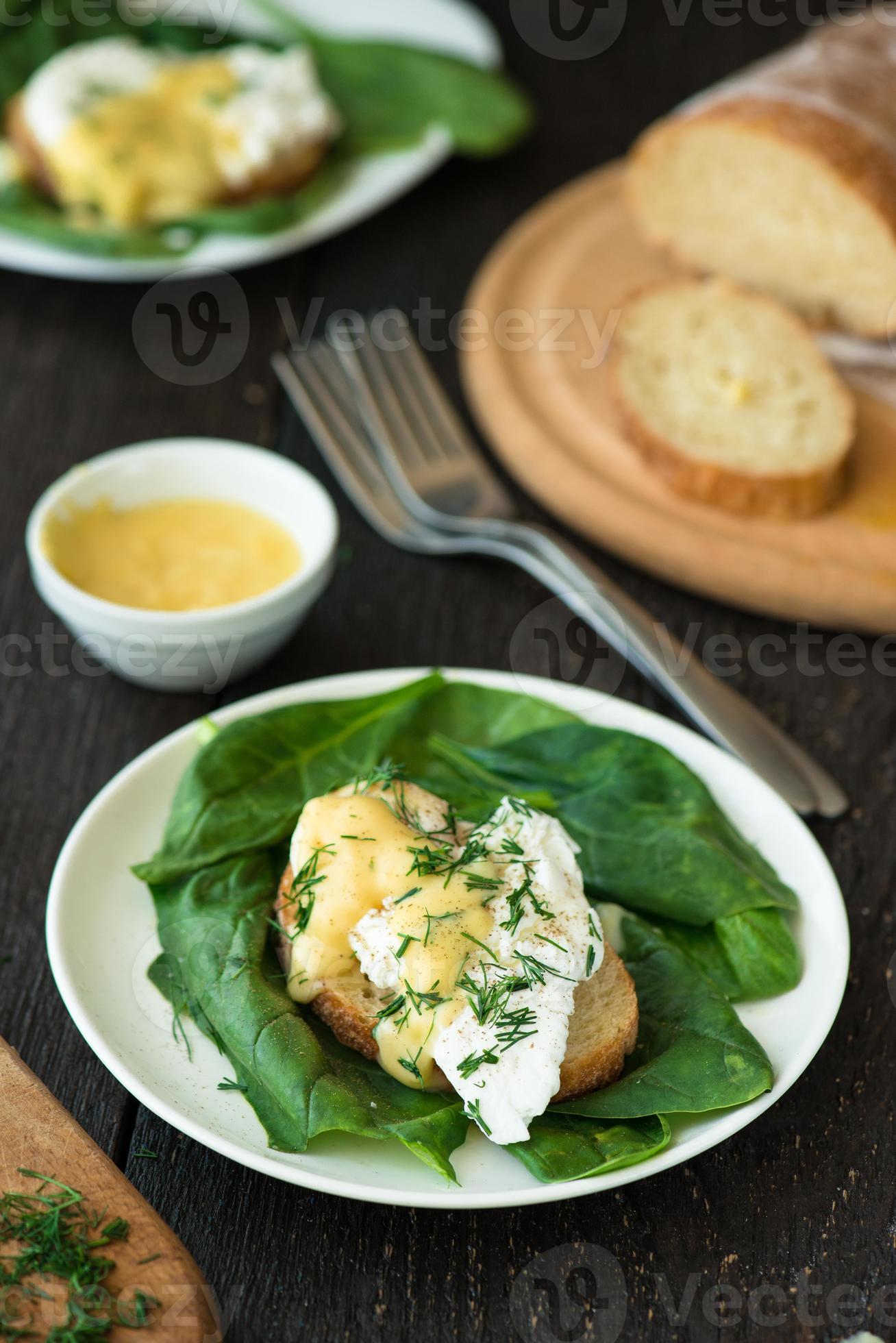 pochiertes Ei auf einem Stück Brot mit Spinat foto